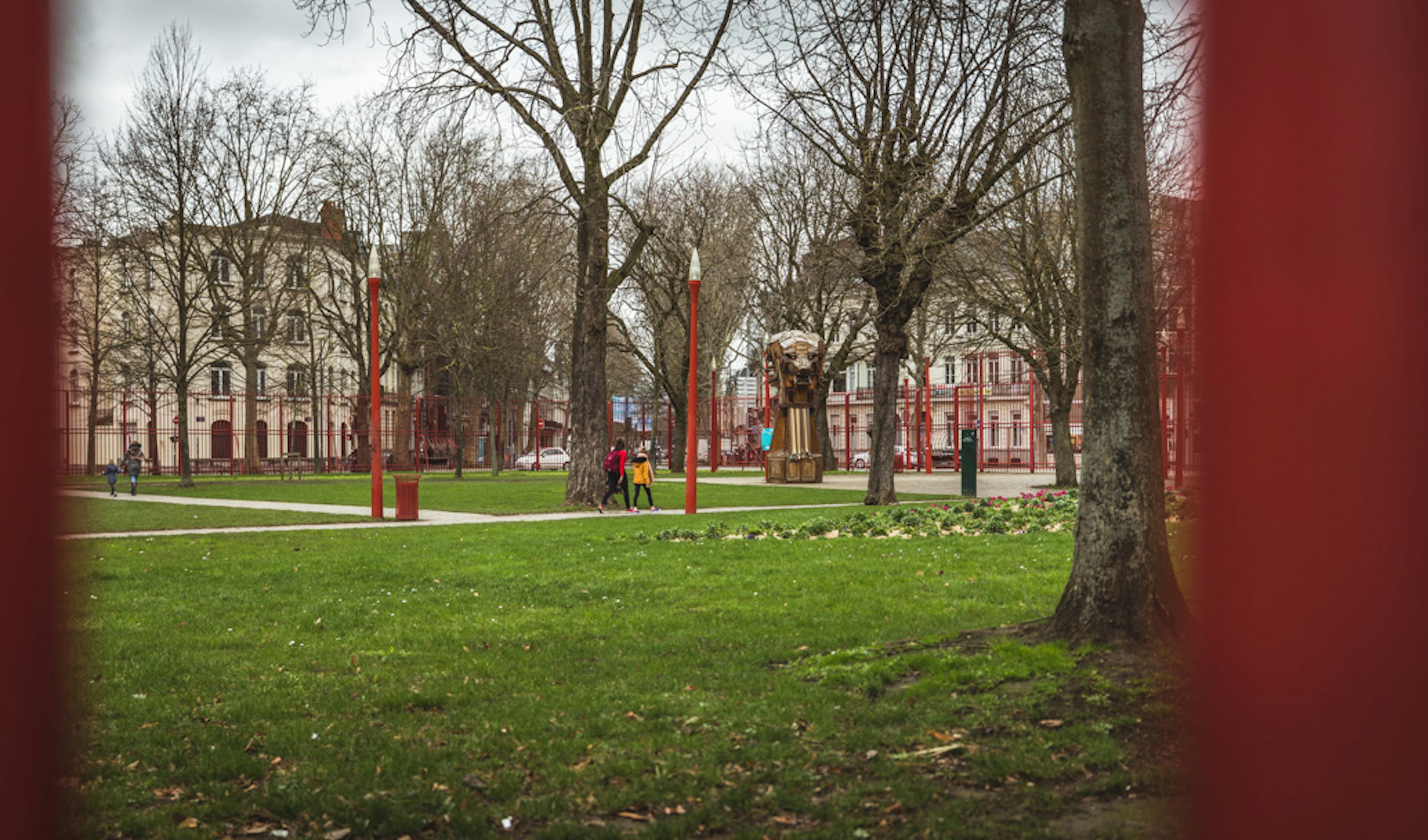 Le parc JeanBaptiste Lebas de Lille l'espace vert aux grilles rouges Le parc JeanBaptiste Lebas de Lille l'espace vert aux grilles rouges