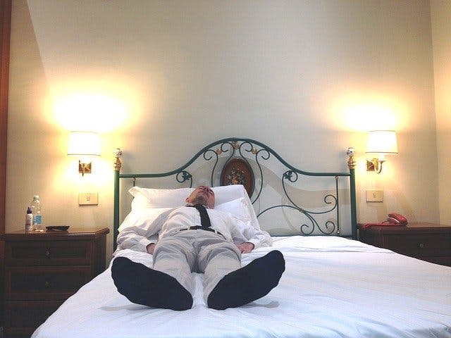 Sleeping with socks on | Benefits and disadvantages of wearing socks to bed