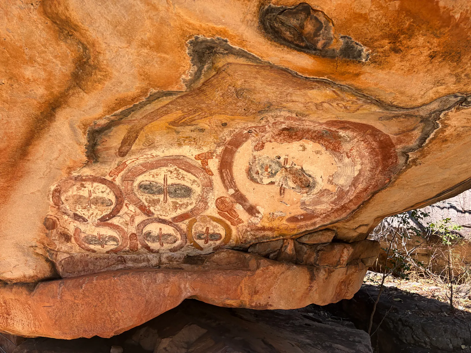 One of the most famous of the art works is this collection of Wanjina, the most important creator spirits for all of the groups across the Kimberly. This is Mudarwin, the boss Wanjina for this country, his family, and the Milky Way Wanjina Walangaanda. There's also a red kangaroo above the Wanjina. 