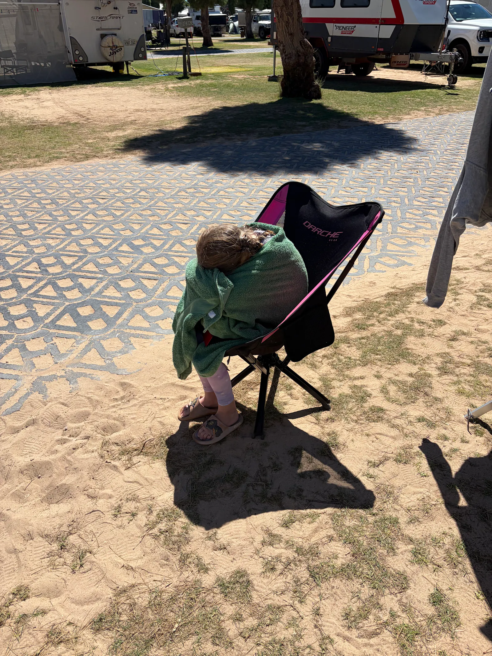 Even with the perfect temperature of the pool Josie still got overwhelmed by the cold at times, so here she is watching TV on the ipad while sitting in the sun and wrapping her towel completely around her head 🥶🤣. 