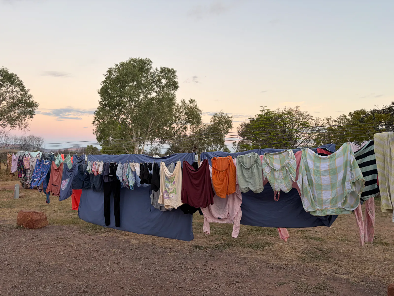 A very satisfying sight, several loads of washing on the line! Unfortunately the flat sheet half fell off, so had to be rewashed 🤦‍♀️