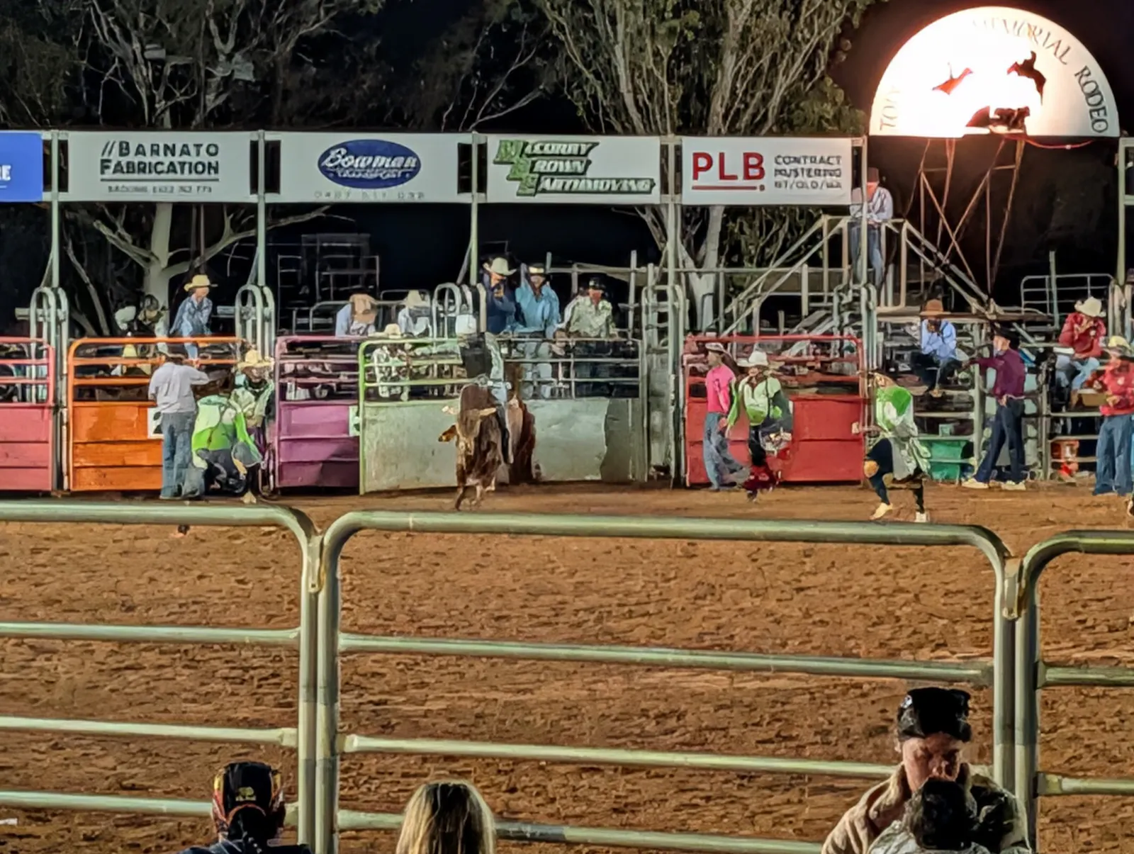Of the more than 20 rides we saw, on both bulls and saddled broncos, we only saw 2 that made it to the 8 second buzzer. It really is a very challenging eventπ.