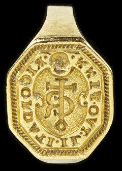 Gold ring, the octagonal bezel engraved with a shield with two notches and a merchant's mark with C & R attached, a skull above and the inscription 'RICORDATI. IL. TUO. FINN.'