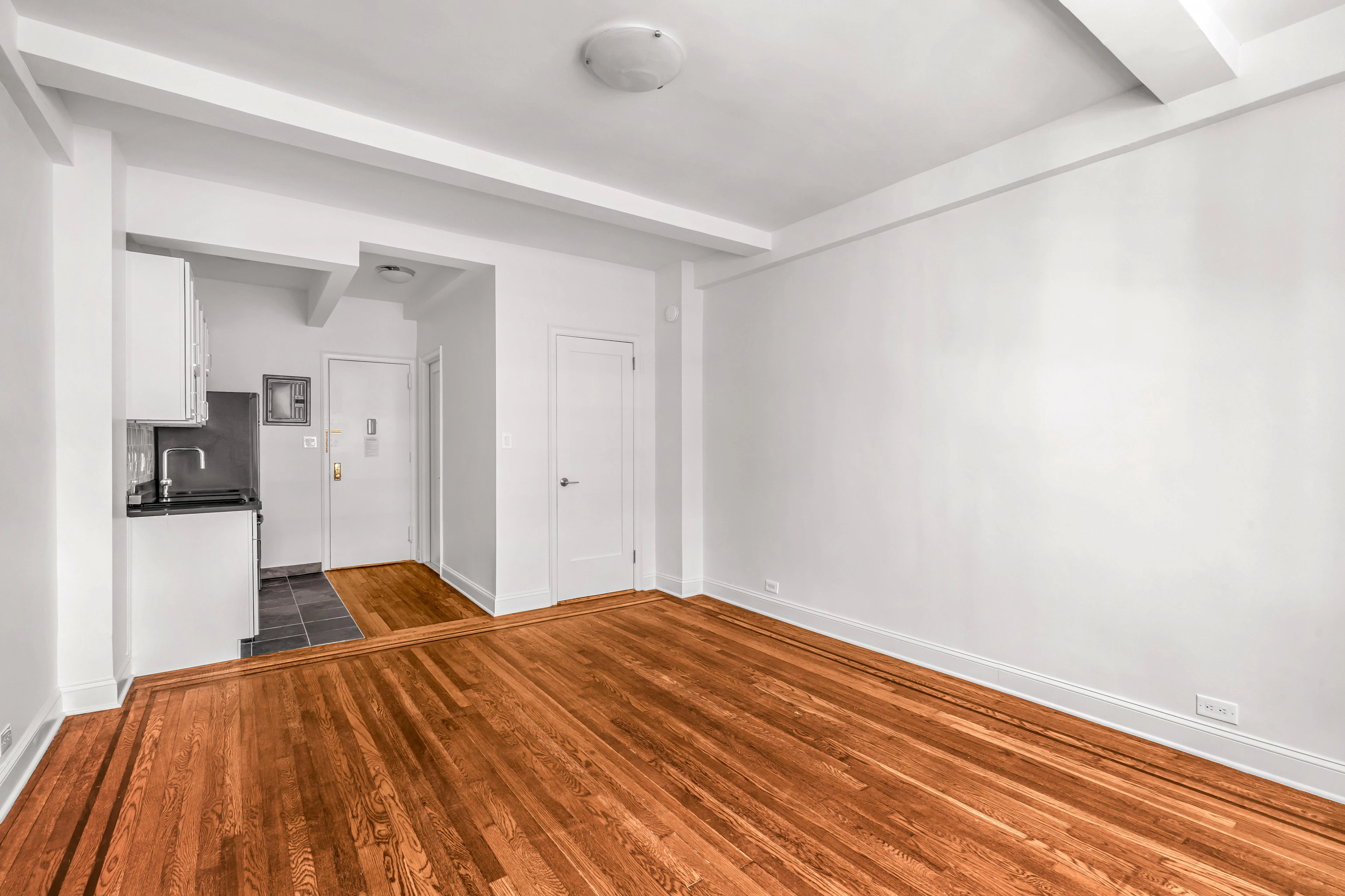 208 w 23 #904 LIVING2