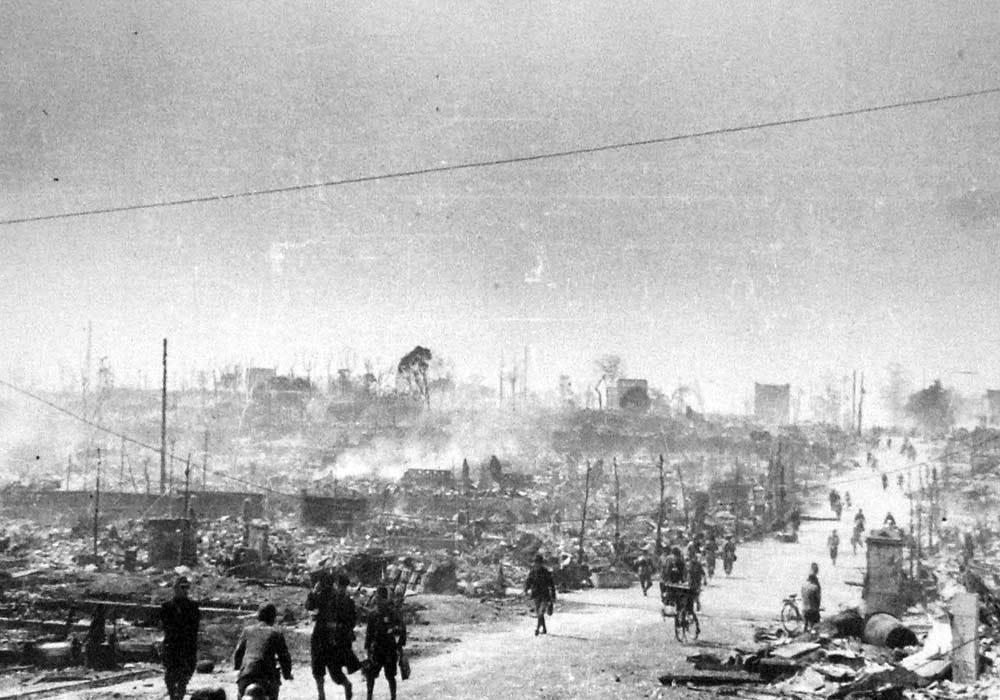 Black and white photo of Tokyo being bombed during WWII. Image from Wikimedia Commons