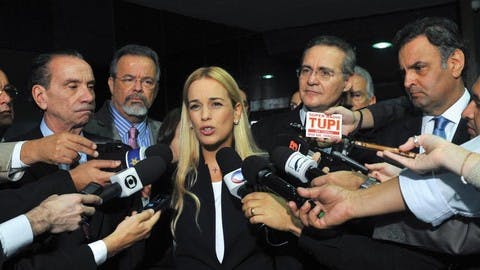 Lilian Tintori surrounded by reporters