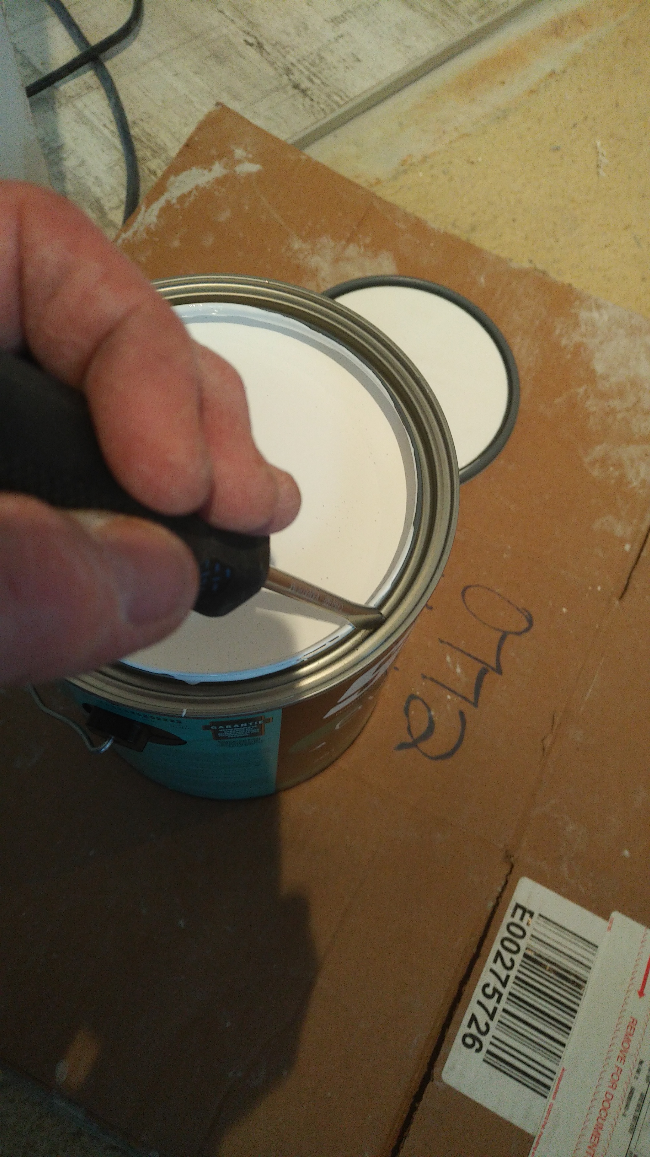 How to open a paint can