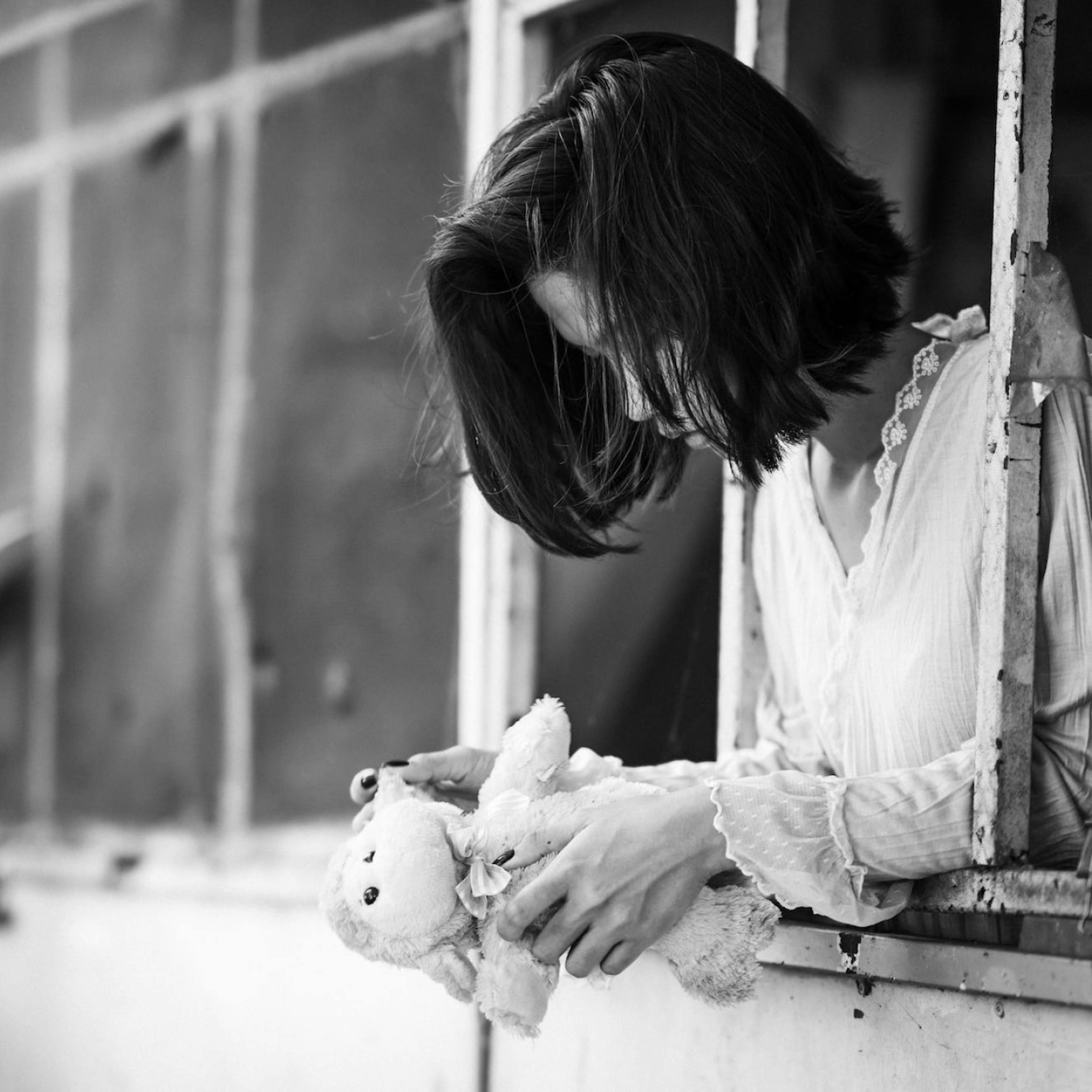 A teenage girl mourns her childhood gone too soon because of her violent, alcoholic mother.