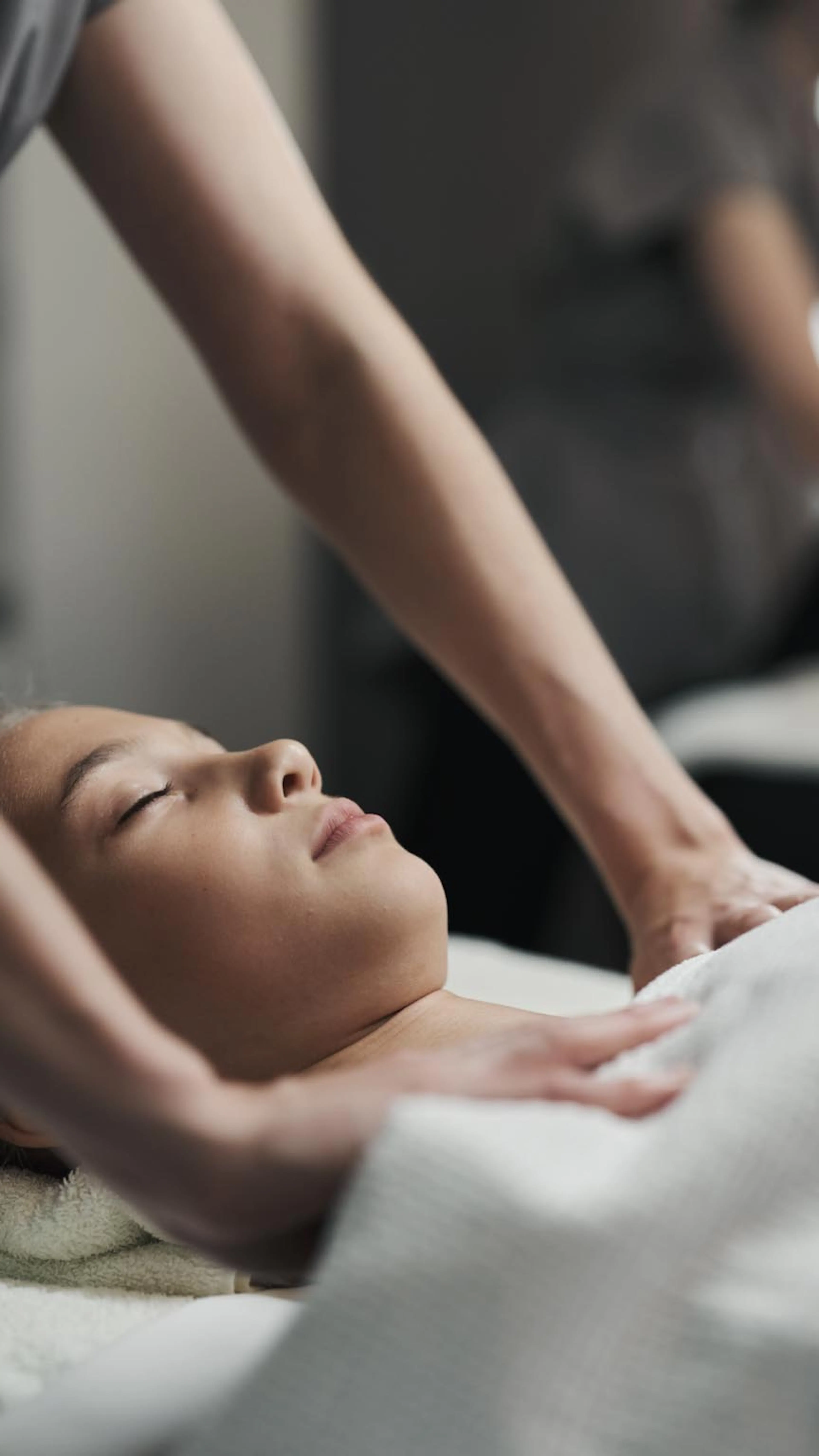 Frau bekommt eine Massage im Behandlungsraum des Alpenrose Familux Resorts.