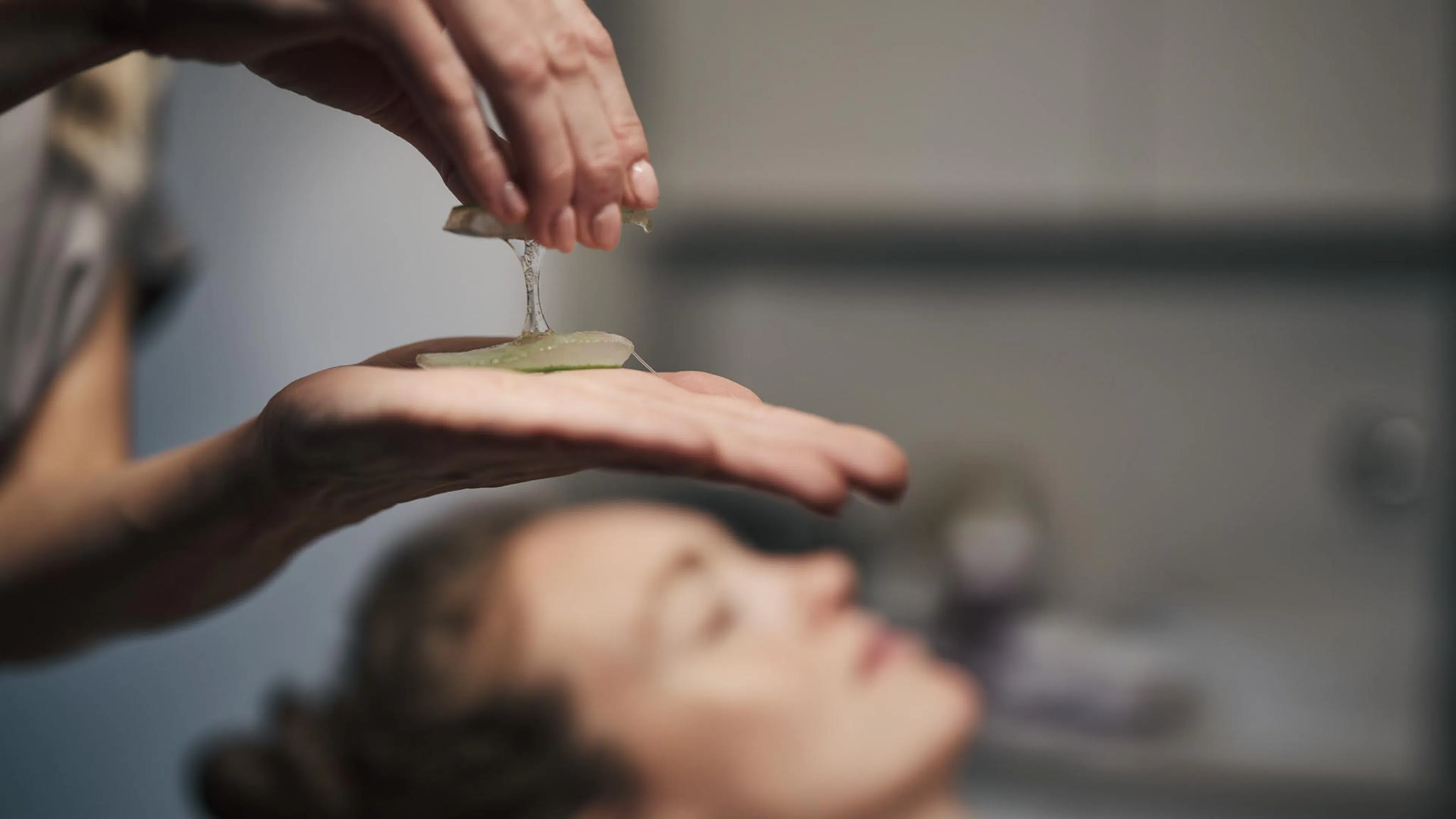 Kosmetikerin behandelt mit einer Aloe Vera Pflanze im Spa des Alpenrose Familux Resorts.