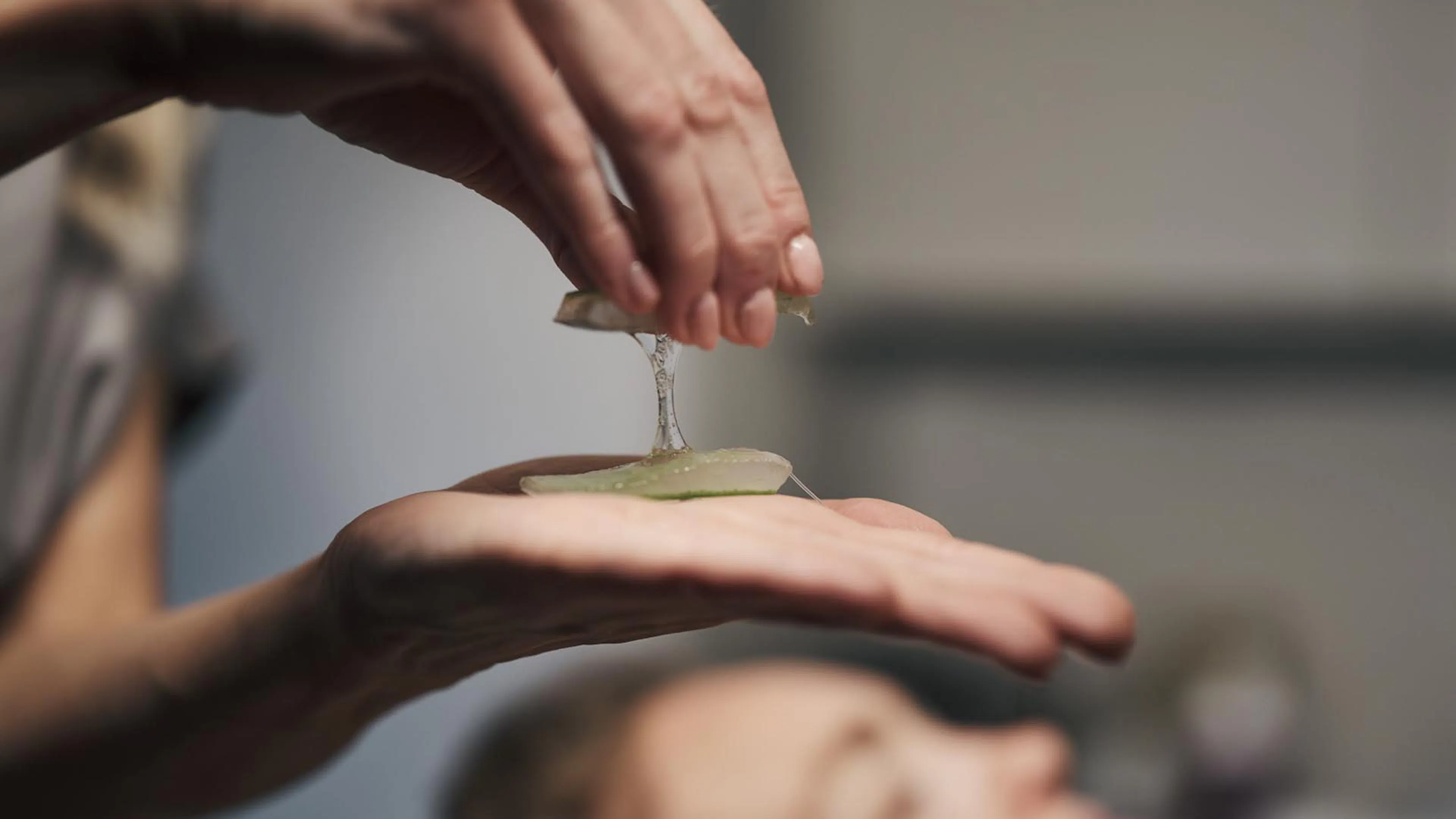 Kosmetikerin behandelt mit einer Aloe Vera Pflanze im Spa des Alpenrose Familux Resorts.