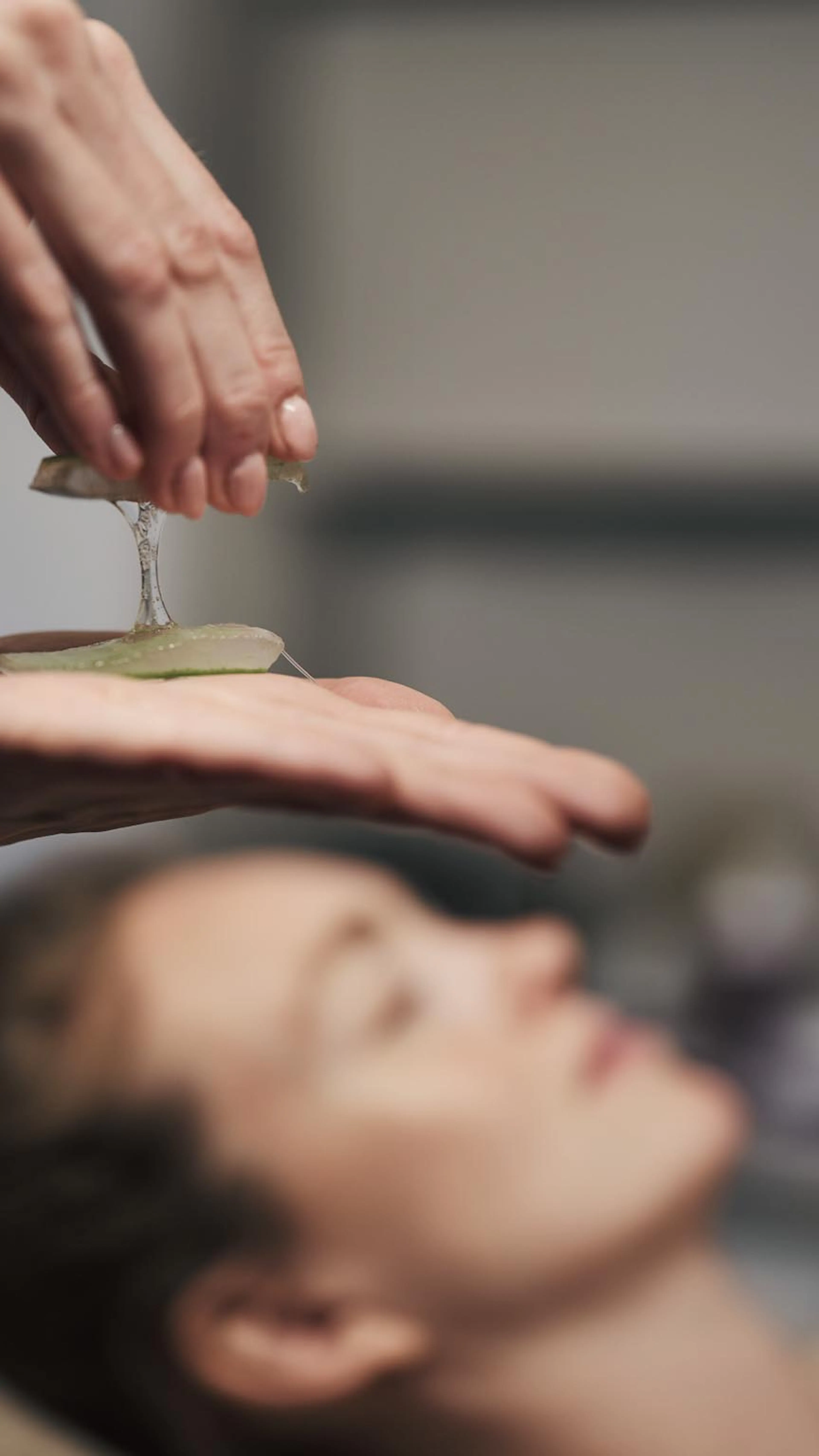 Kosmetikerin behandelt mit einer Aloe Vera Pflanze im Spa des Alpenrose Familux Resorts.