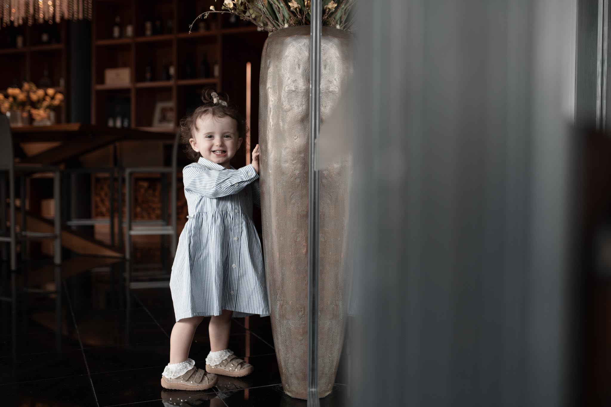 Girl standing in the restaurant of the Oberjoch – Familux Resort.