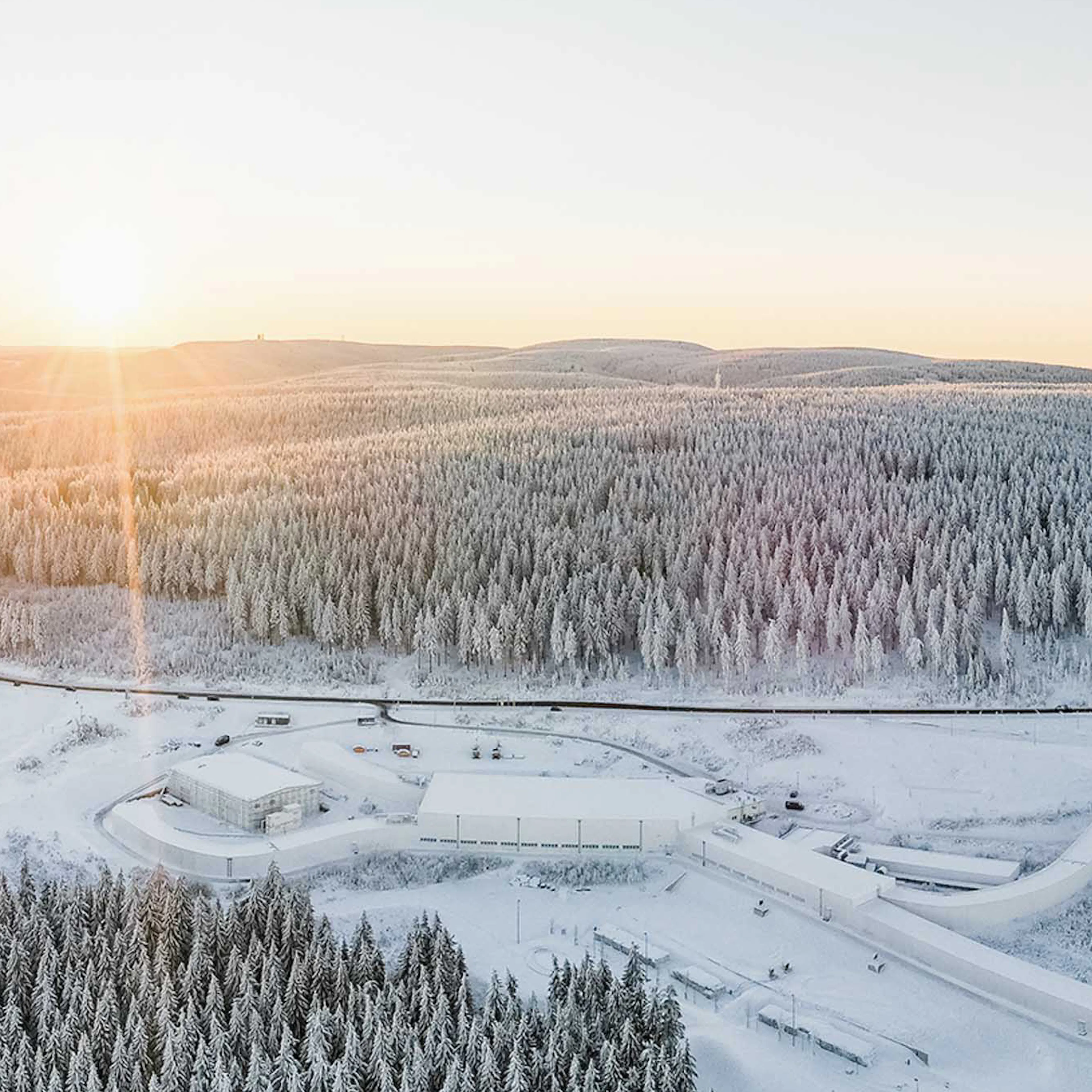 Luftaufnahme des Thüringer Walds mit Schnee und Langlaufstrecken.