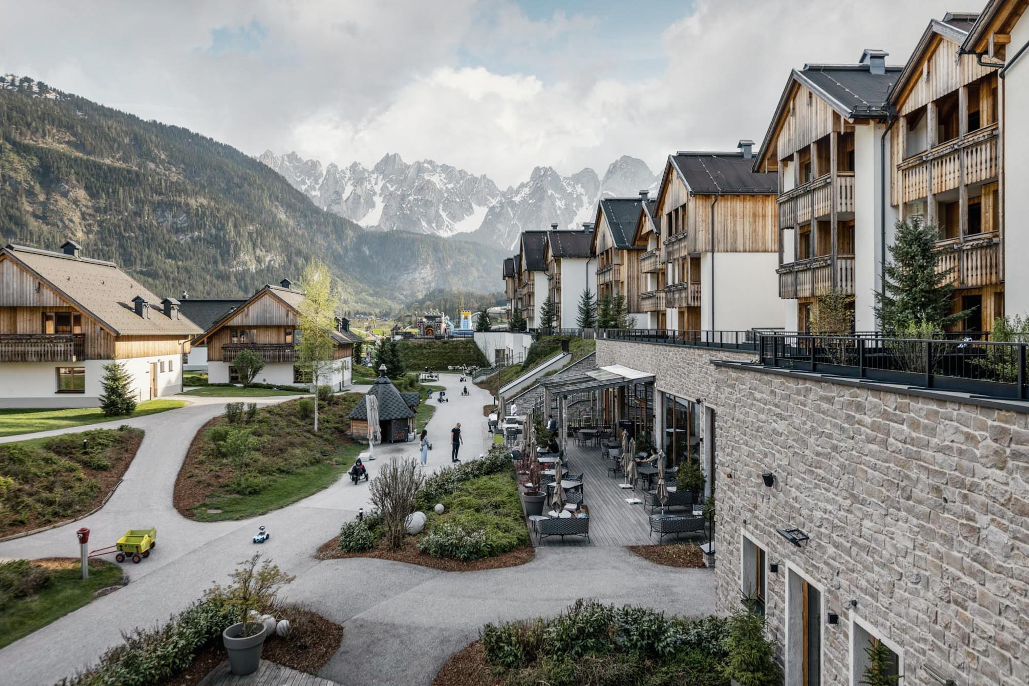 Mädchen bastelt im Kids Club eines Familux Resorts mit Lila Lux.