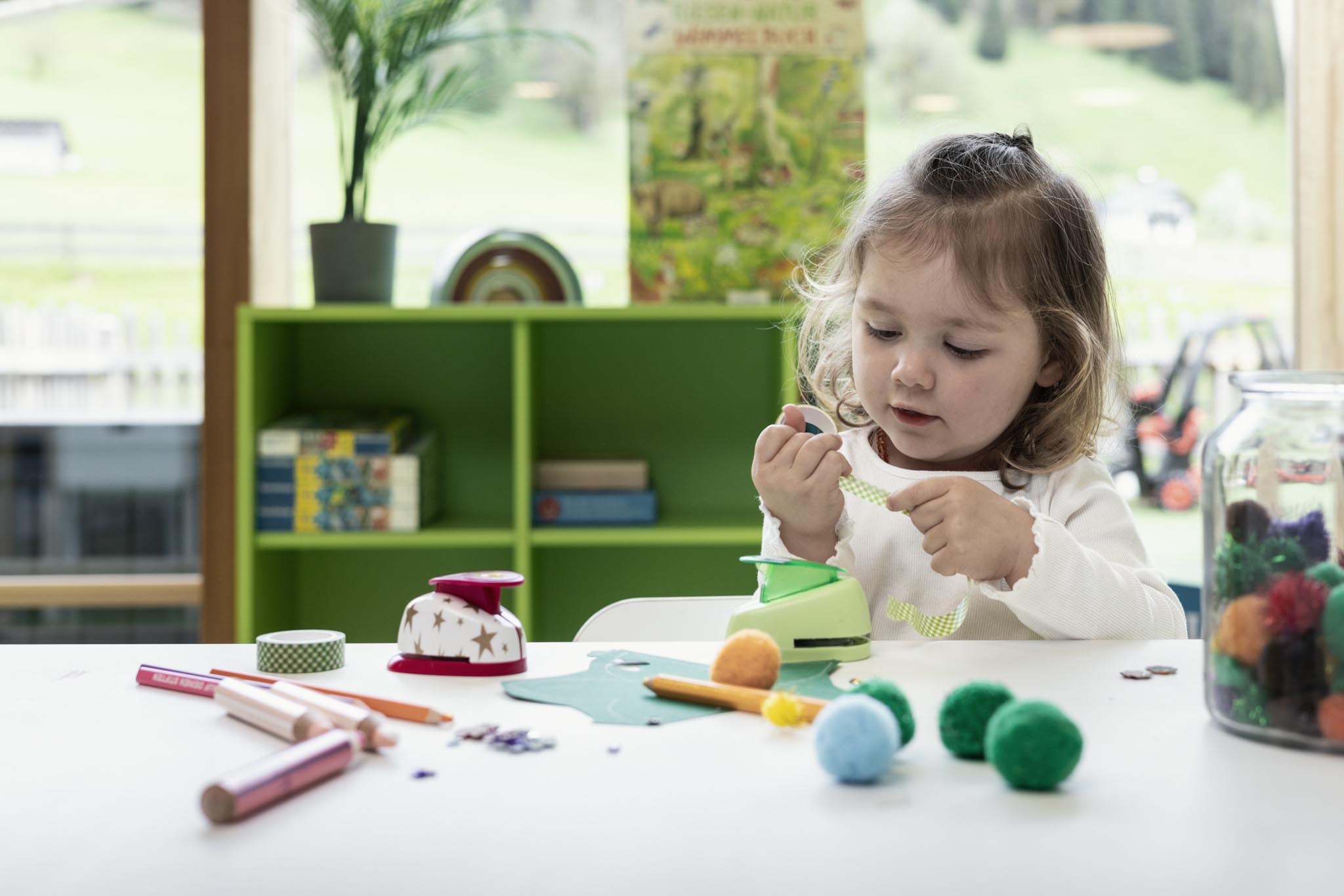 Girl doing crafts in the Kids Club at the Dachsteinkönig – Familux Resort.
