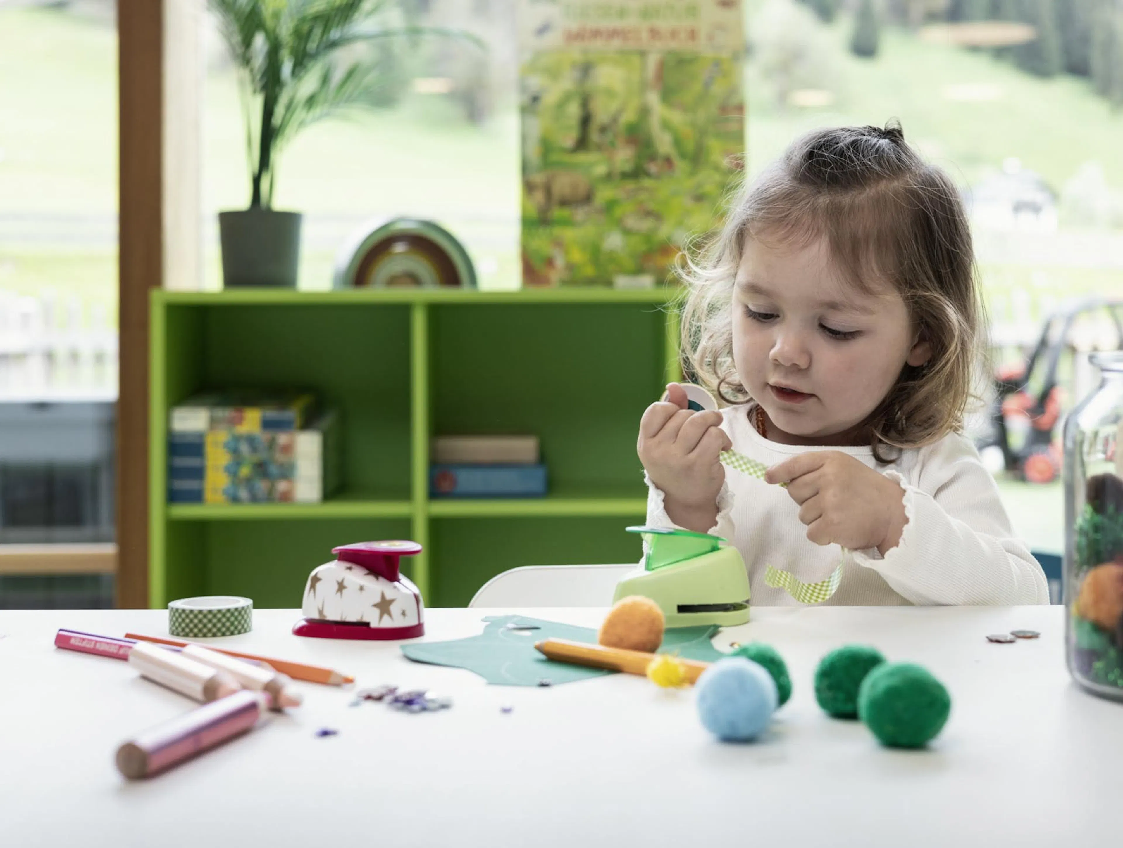 Girl doing crafts in the Kids Club at the Dachsteinkönig – Familux Resort.