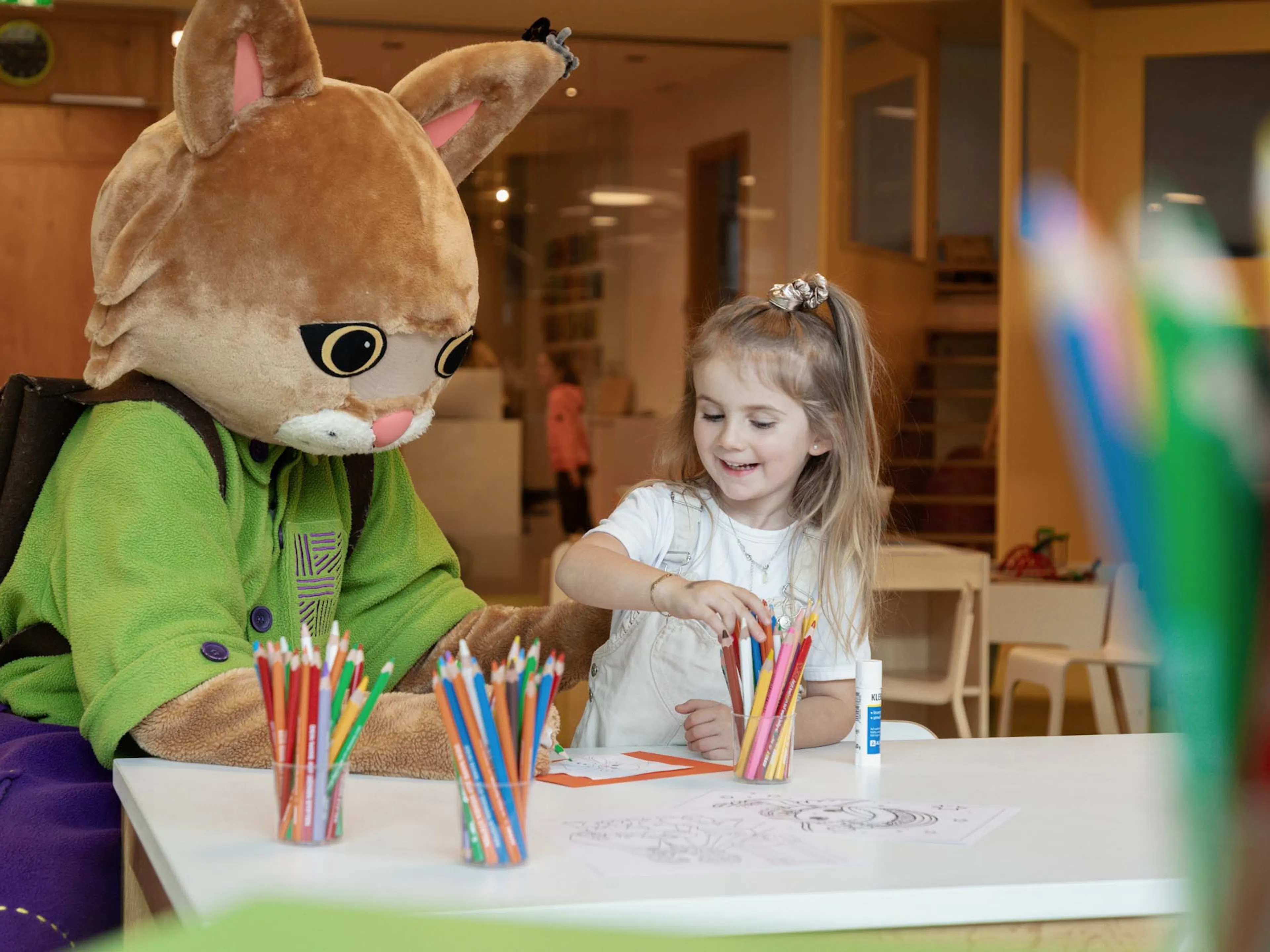 Mädchen bastelt im Kids Club eines Familux Resorts mit Lila Lux.