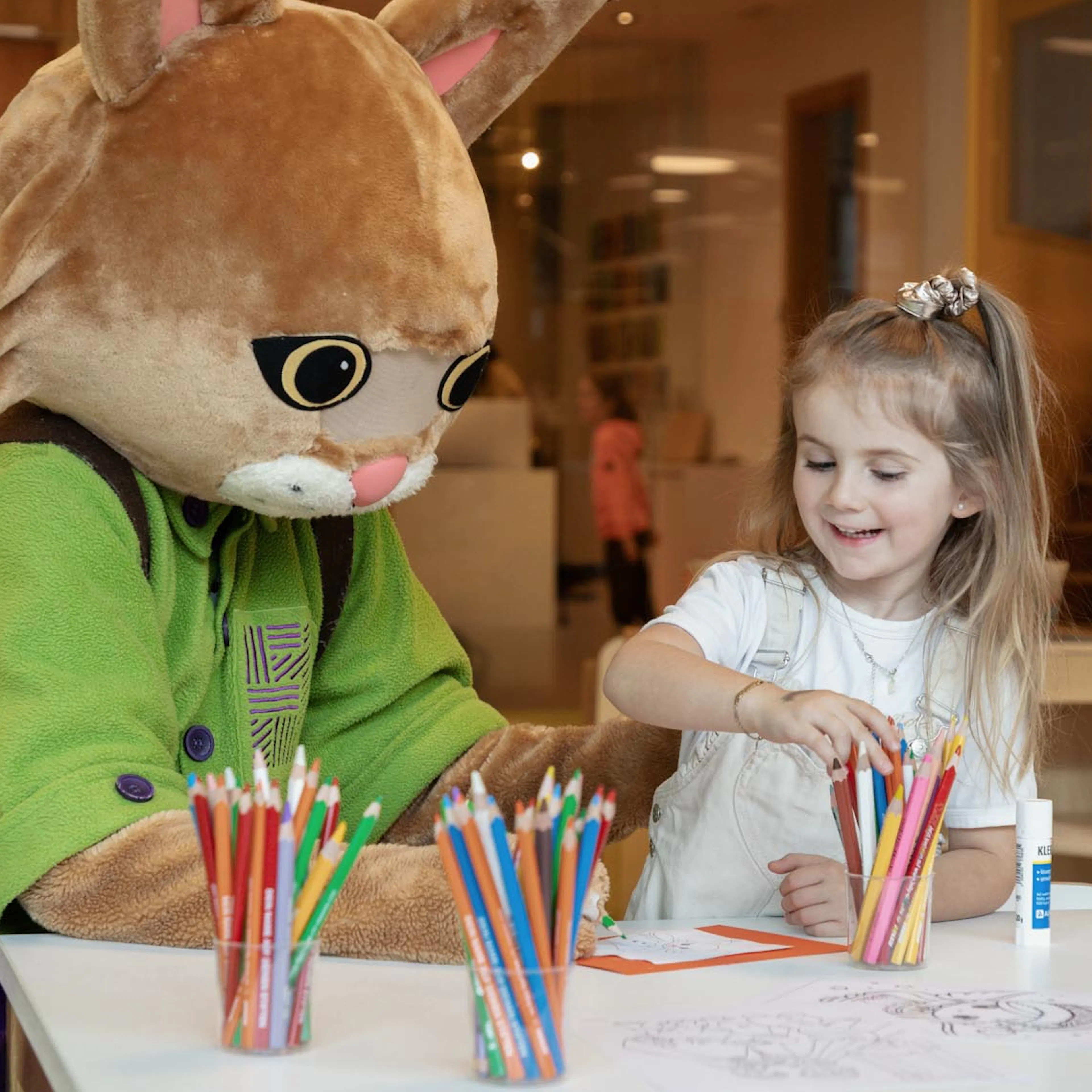 Mädchen bastelt im Kids Club eines Familux Resorts mit Lila Lux.