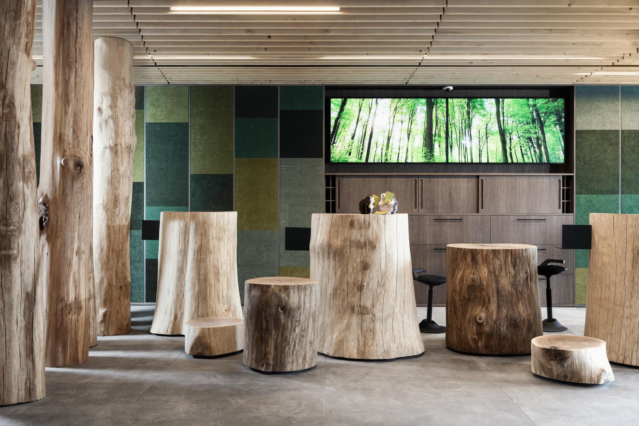 Reception with tree trunks at The Grand Green – Familux Resort.