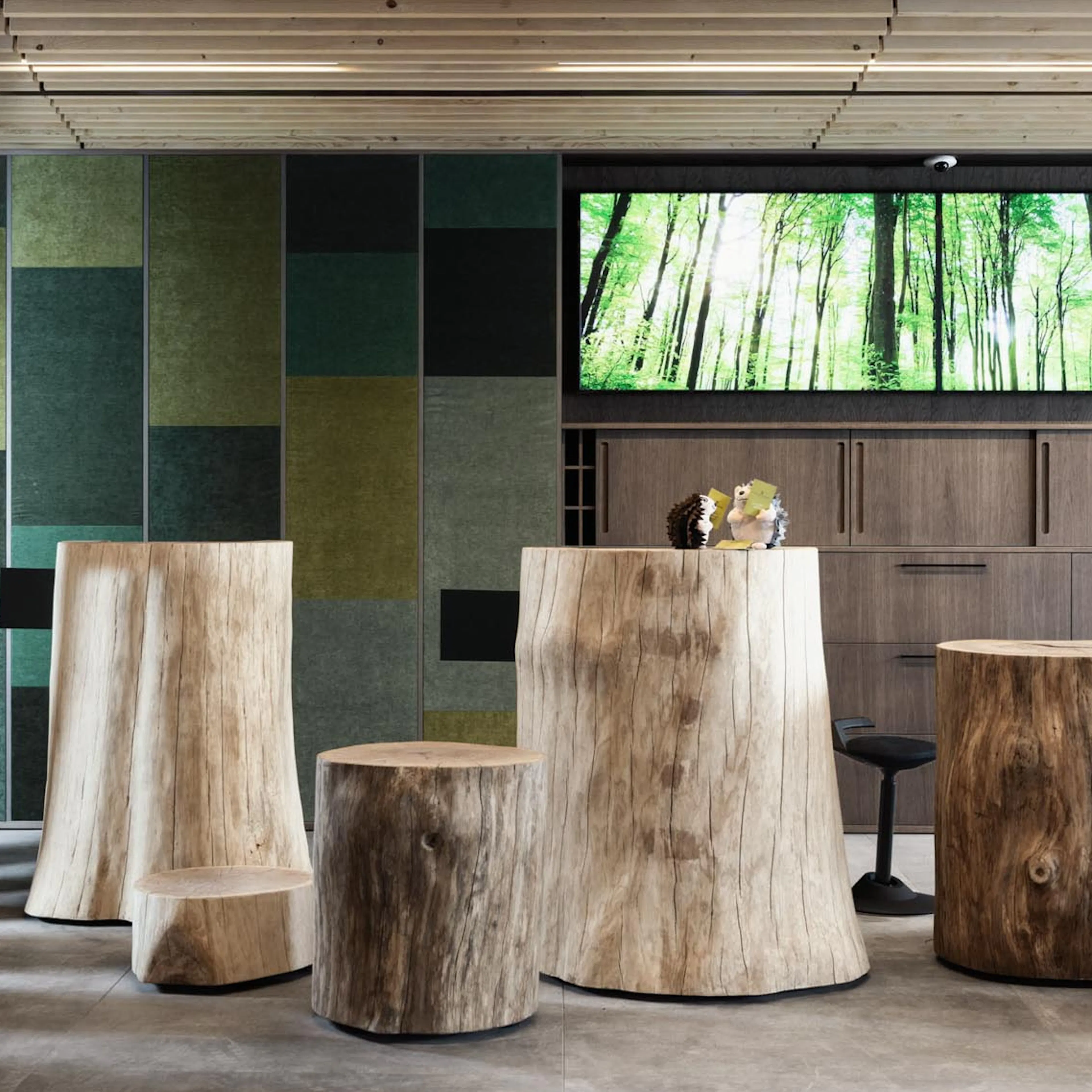 Reception with tree trunks at The Grand Green – Familux Resort.