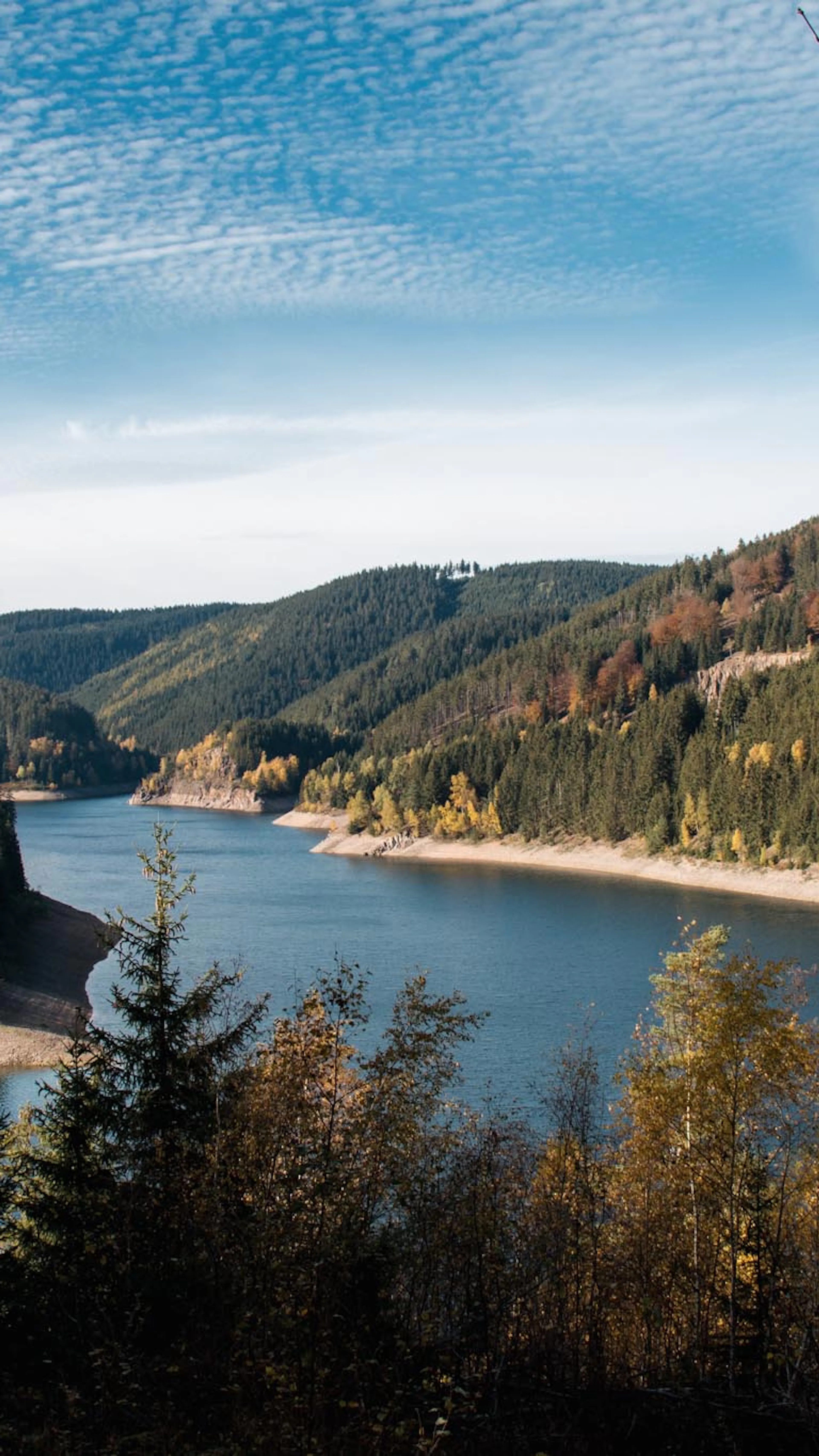See mit Blick auf die Berge.