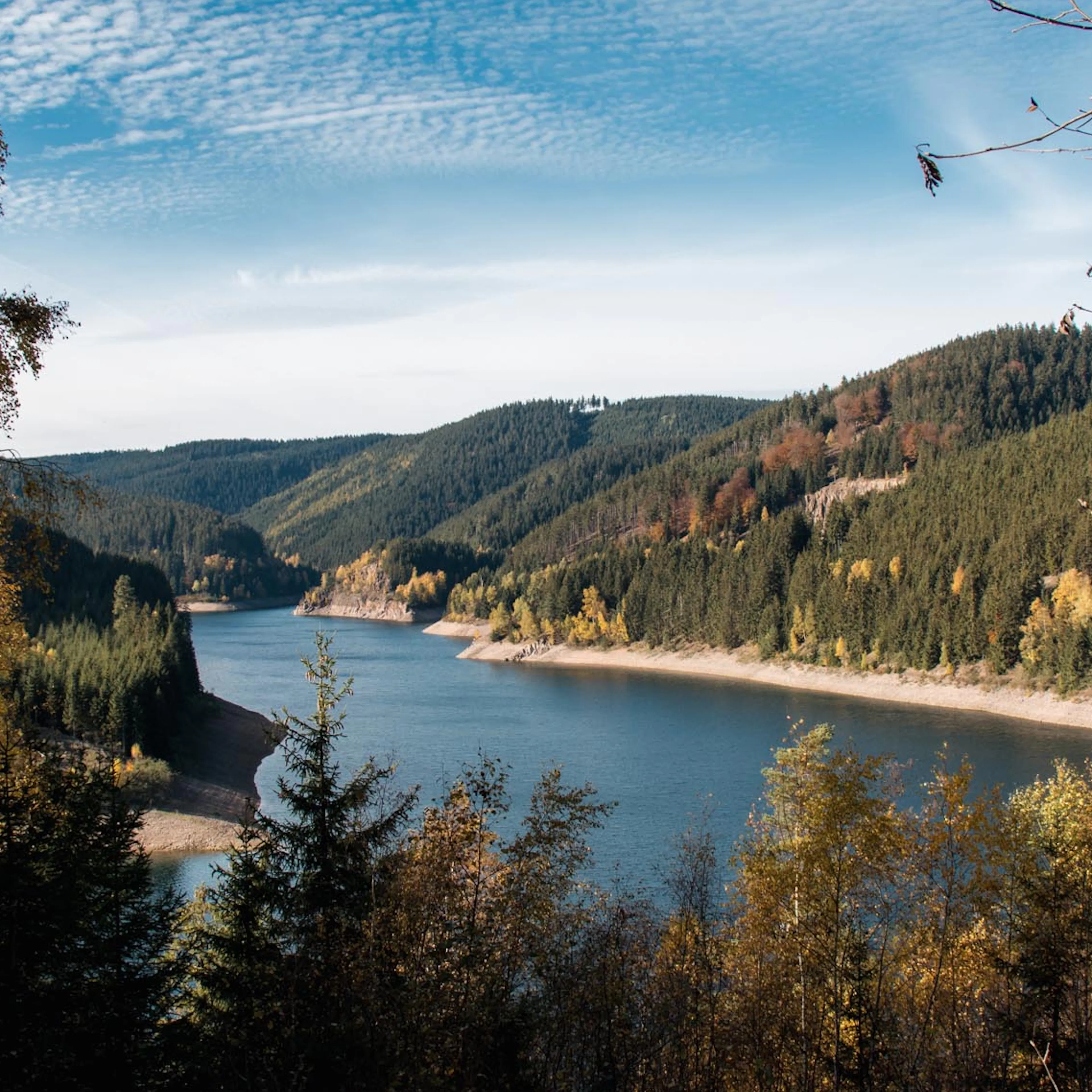 See mit Blick auf die Berge.
