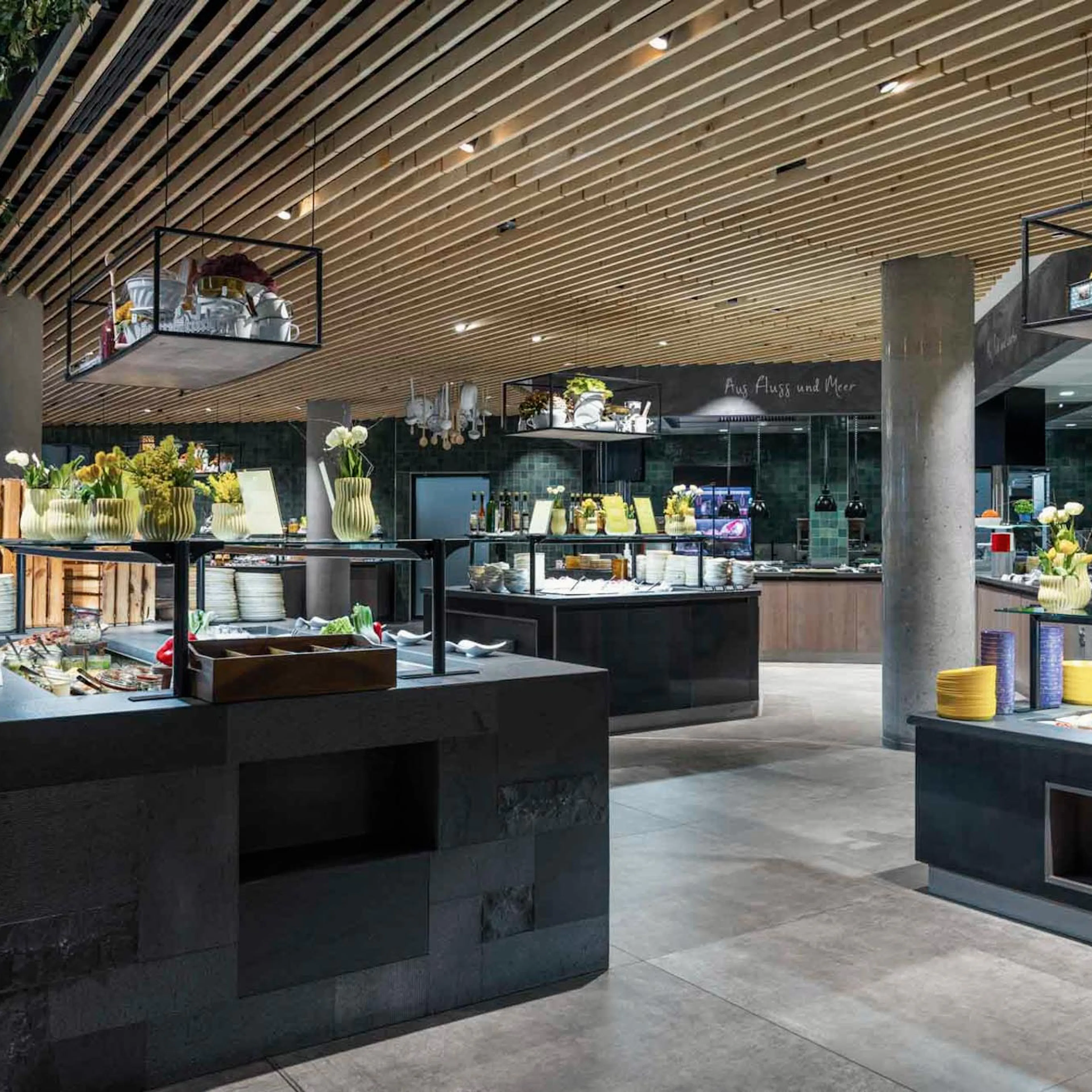 Buffetbereich mit verschiedenen Stationen im The Grand Green - Familux Resort.