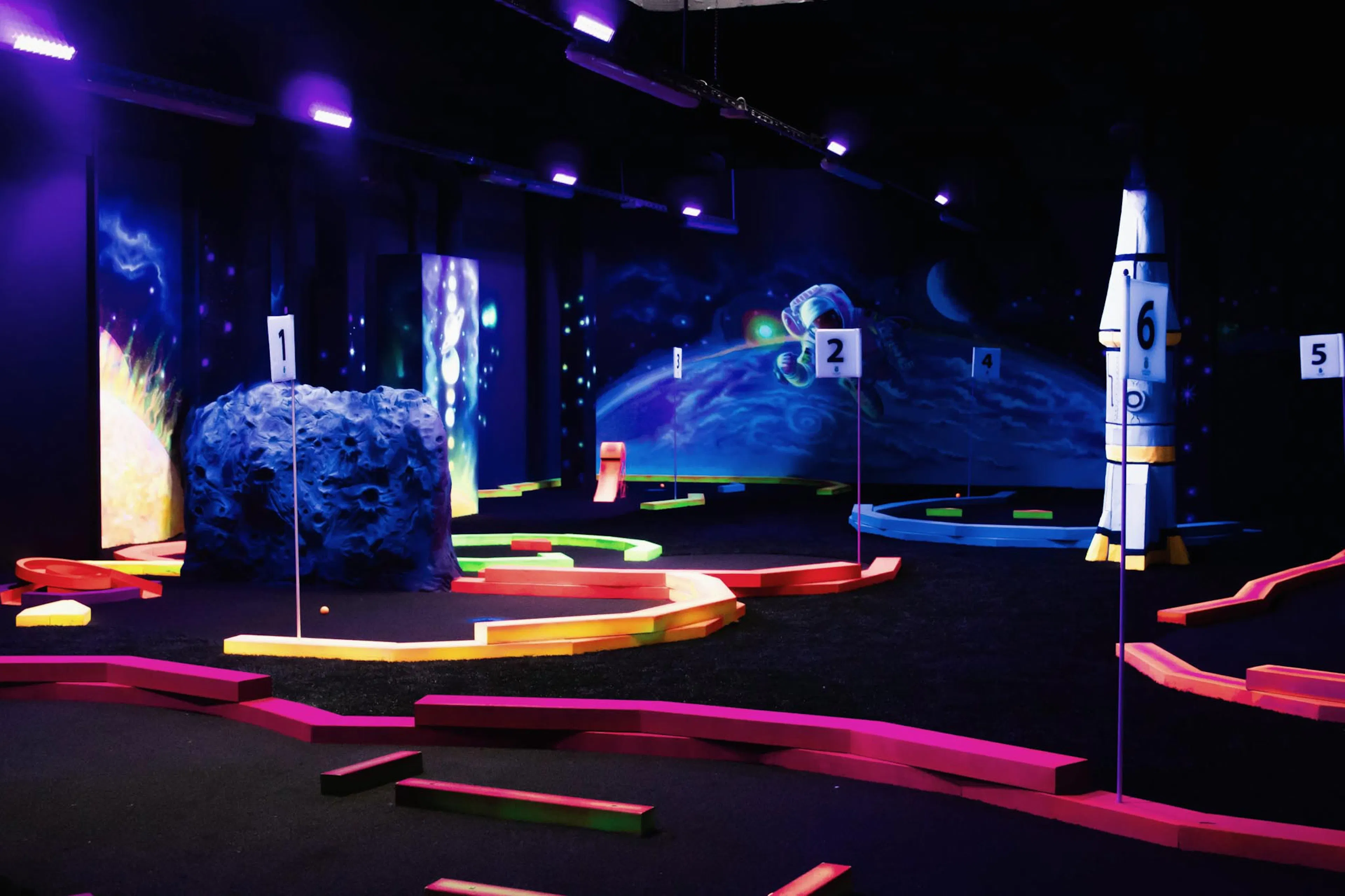 Minigolf Anlage im The Grand Green - Familux Resort im Weltraum Stil.