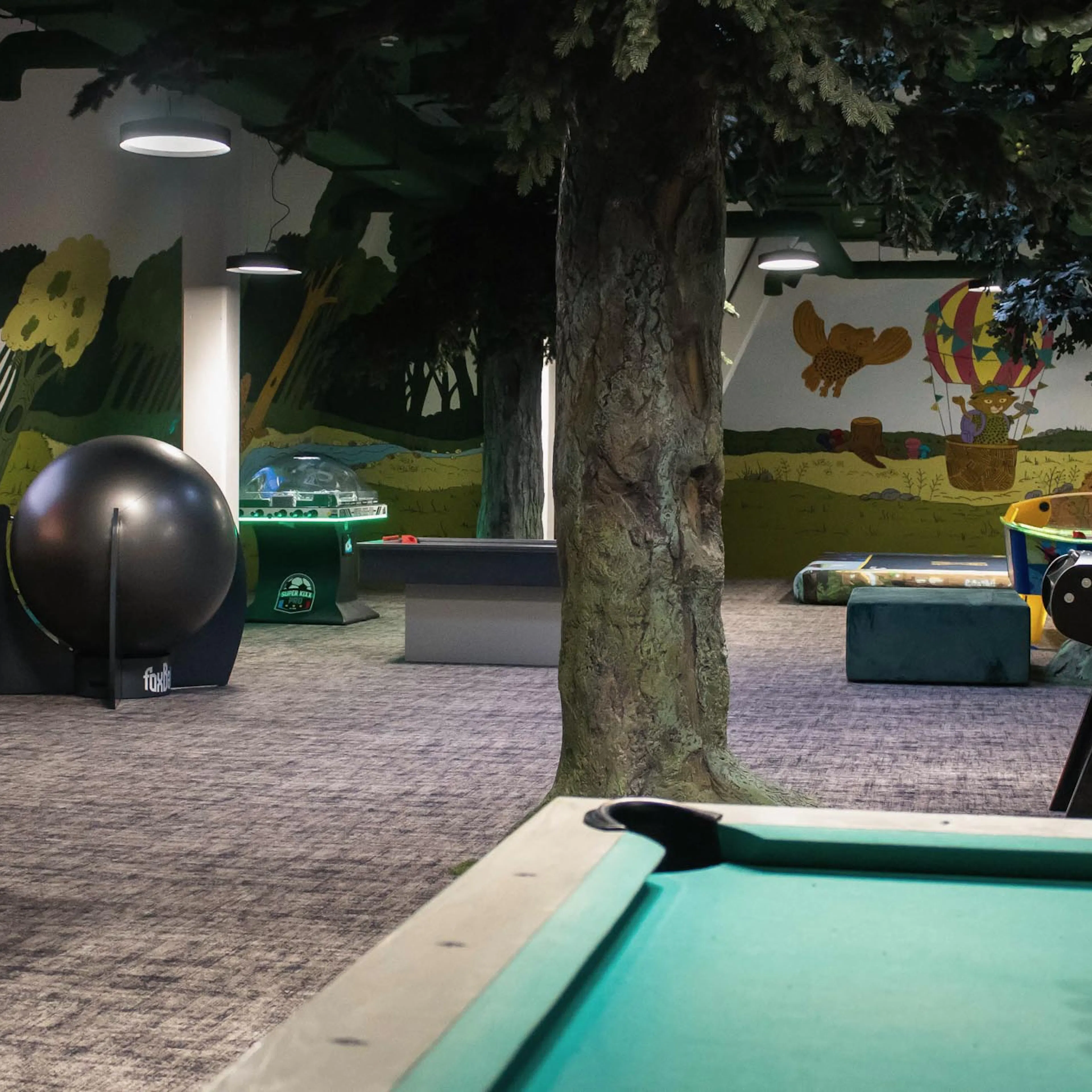 Games Area mit Billard, Tischkicker und Valo Jump im The Grand Green - Familux Resort.