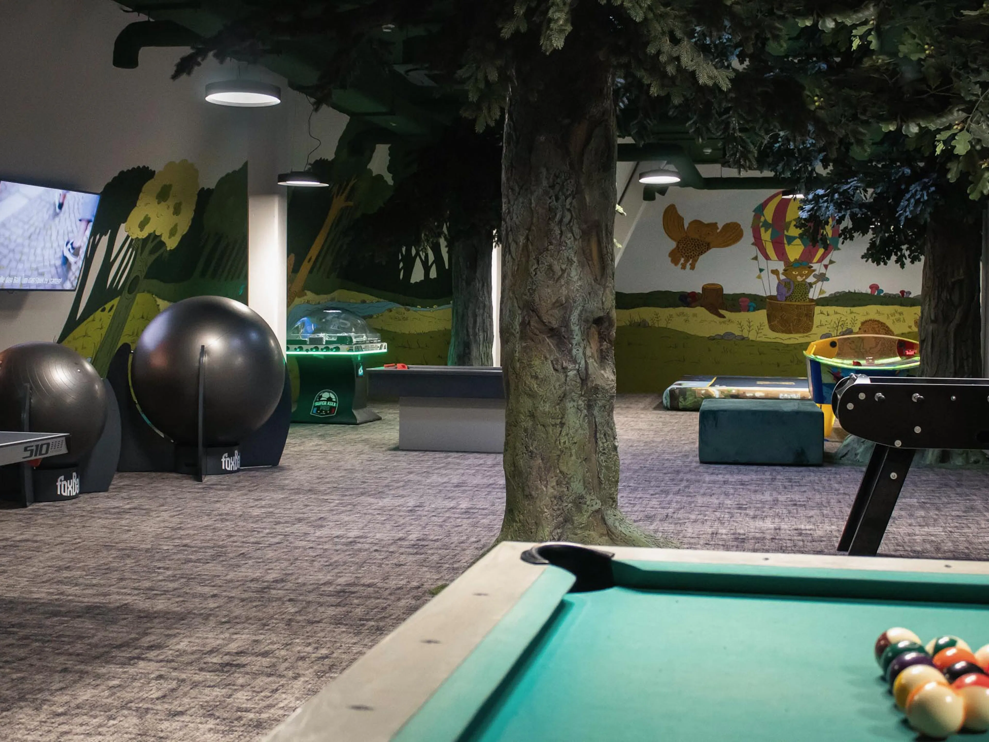 Games Area mit Billard, Tischkicker und Valo Jump im The Grand Green - Familux Resort.