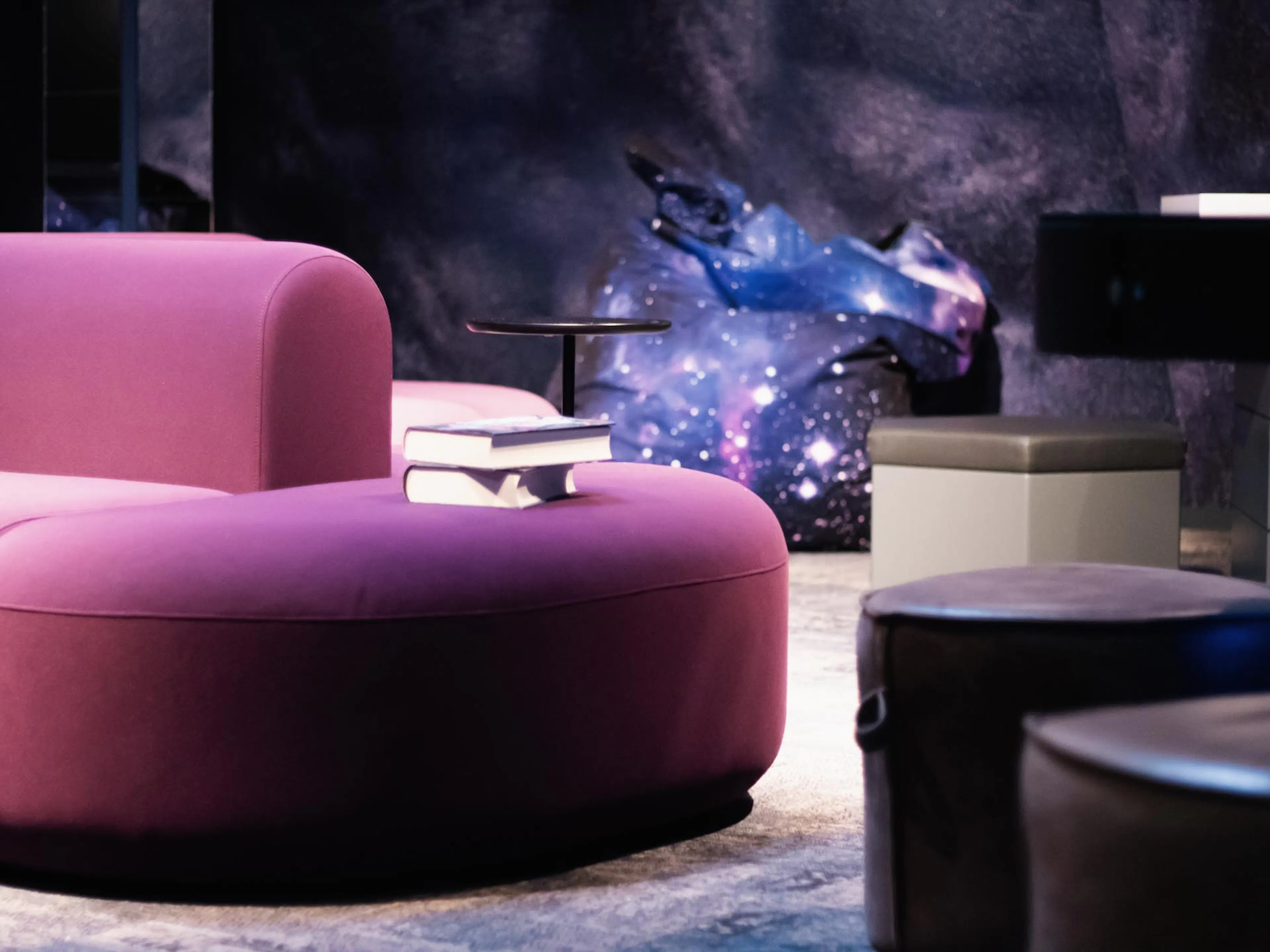 Couch im Teenie Club im Weltraumstil des The Grand Green - Familux Resorts.