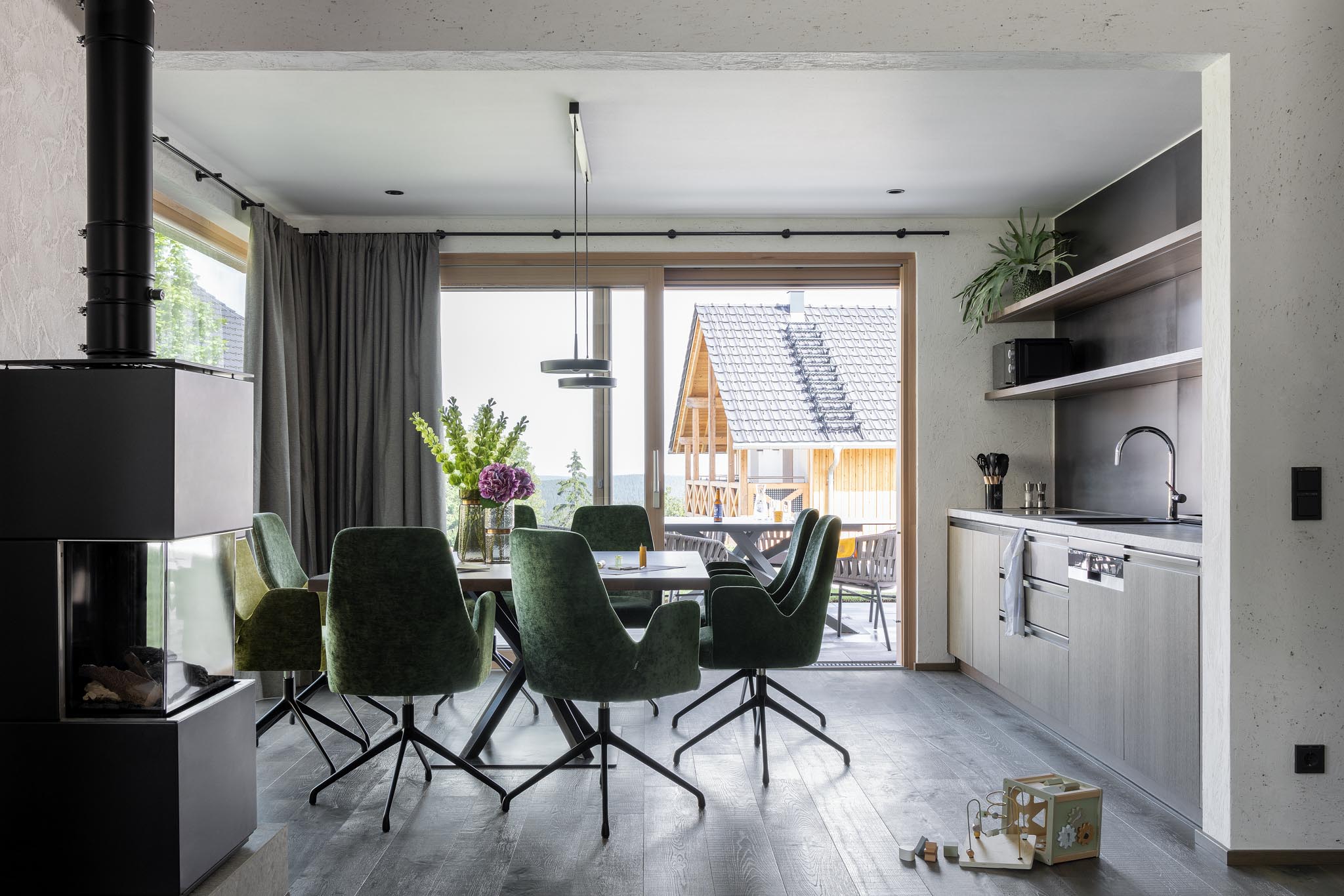 Dining area with kitchenette in the chalet at The Grand Green – Familux Resort.