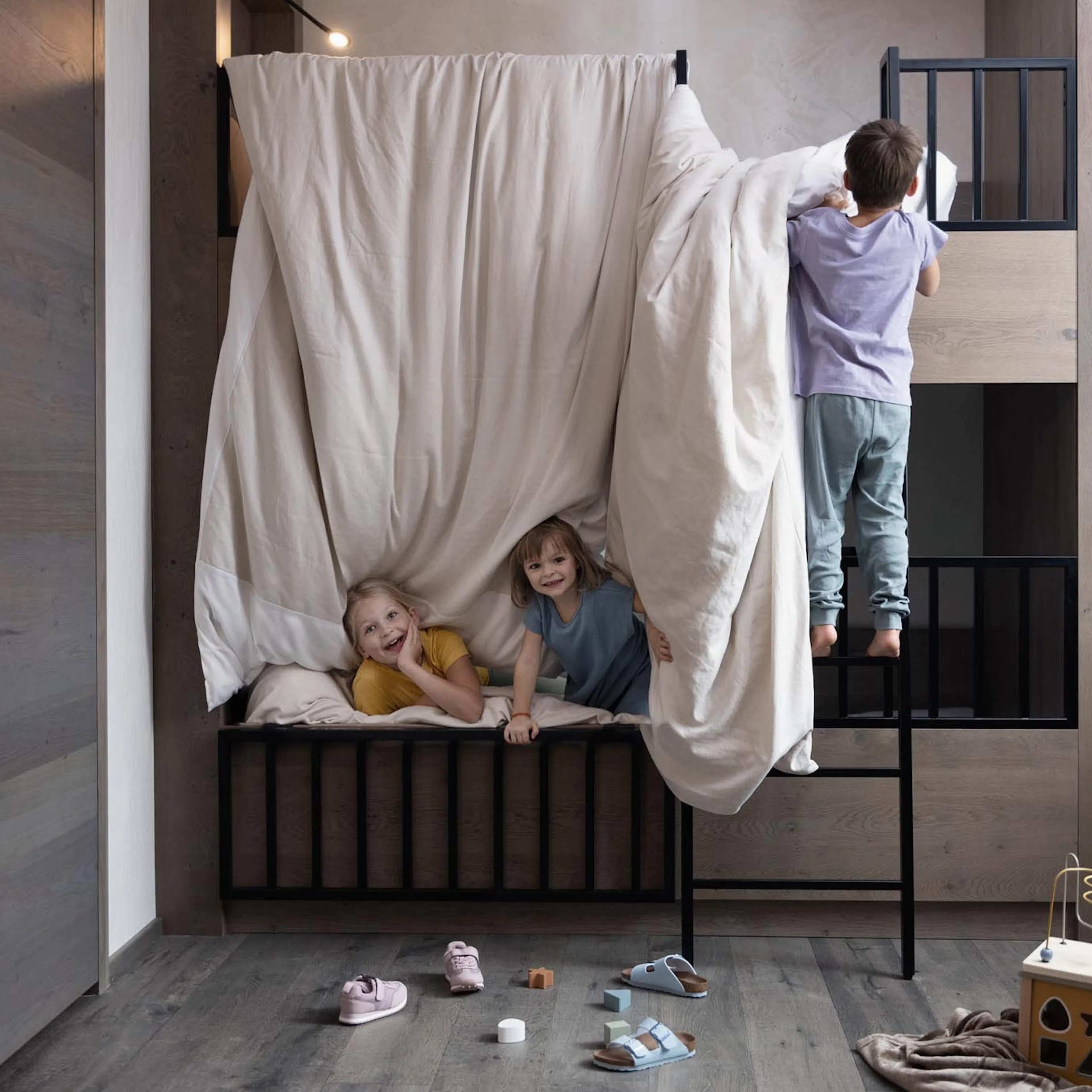 Kinder spielen im Kinderzimmer einer Familiensuite im The Grand Green - Familux Resort.