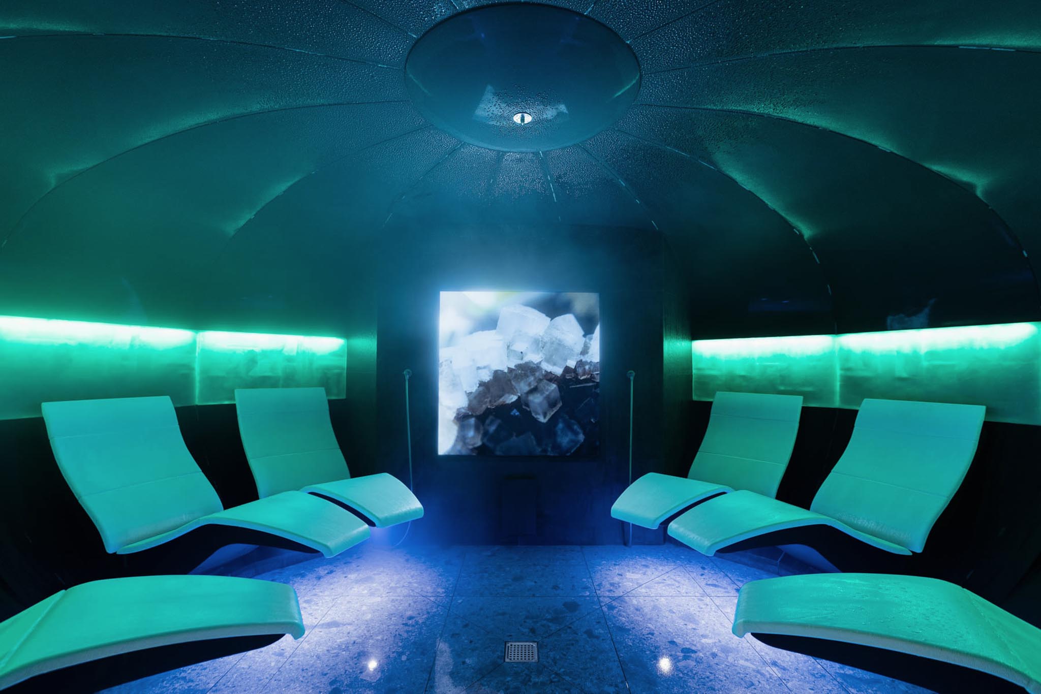 Steam bath with loungers in the wellness area of The Grand Green – Familux Resort.