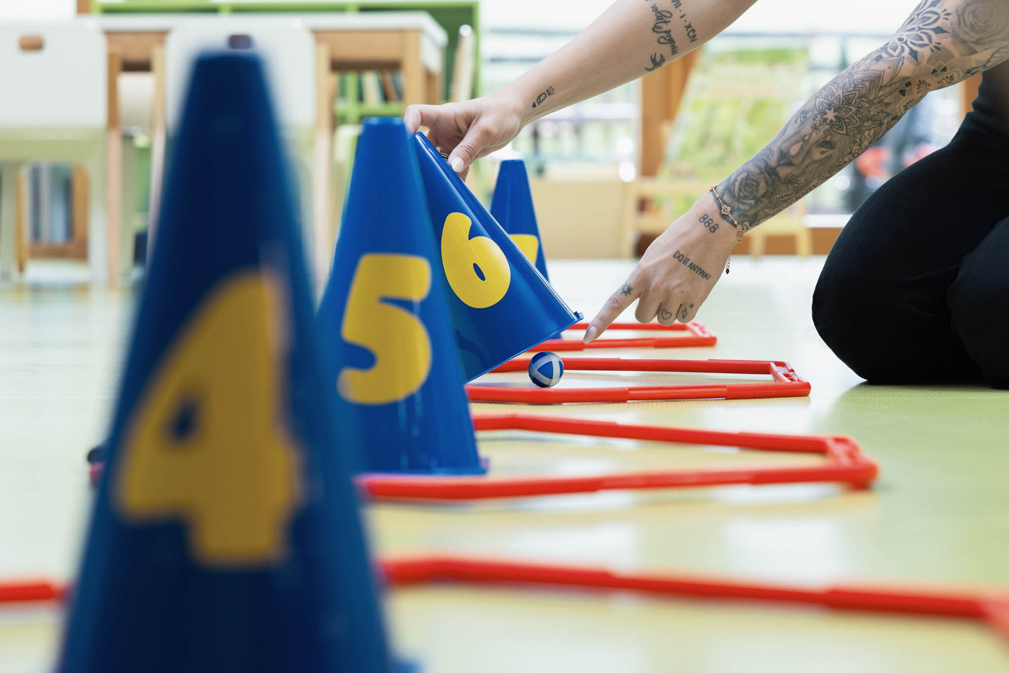 Spiele und Bälle liegen im Kids Club eines Familux Resorts bereit.