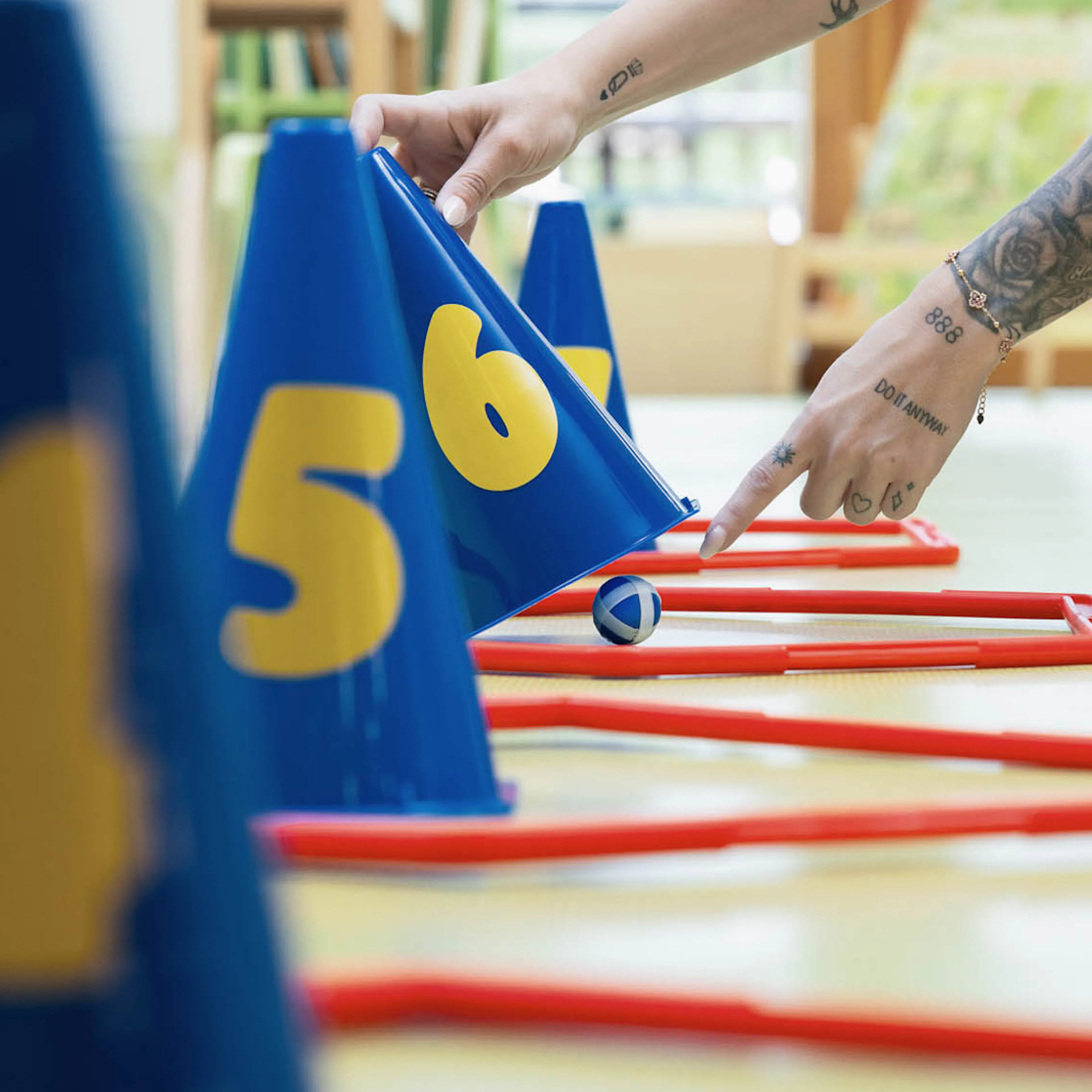 Spiele und Bälle liegen im Kids Club eines Familux Resorts bereit.