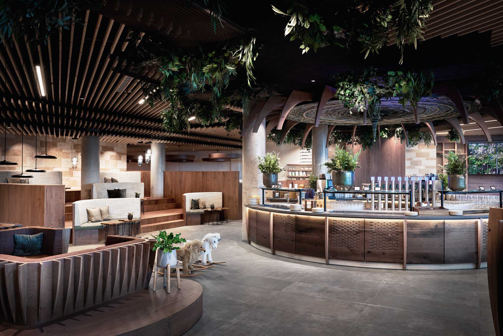 Waldquell daytime bar at The Grand Green – Familux Resort with cosy seating and drinks fountain.