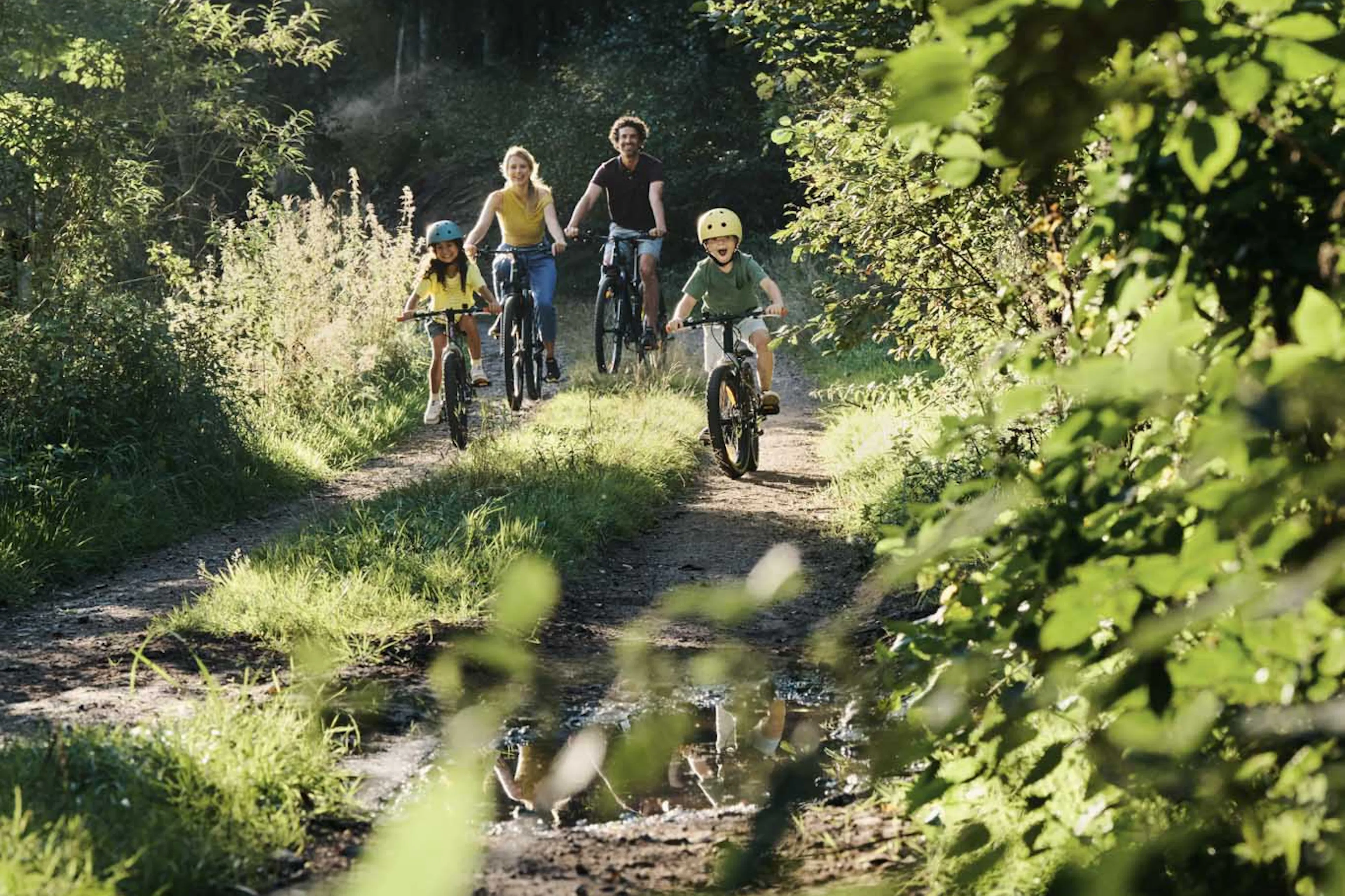 Familie fährt mit Fahrrädern durch den Thüringer Wald.