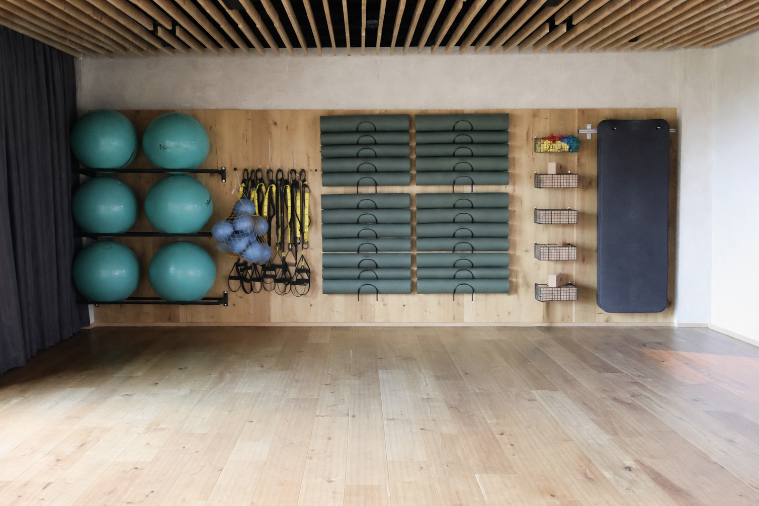 Active Studio mit Yoga Matten, Bällen und Ausstattung im The Grand Green - Familux Resort.