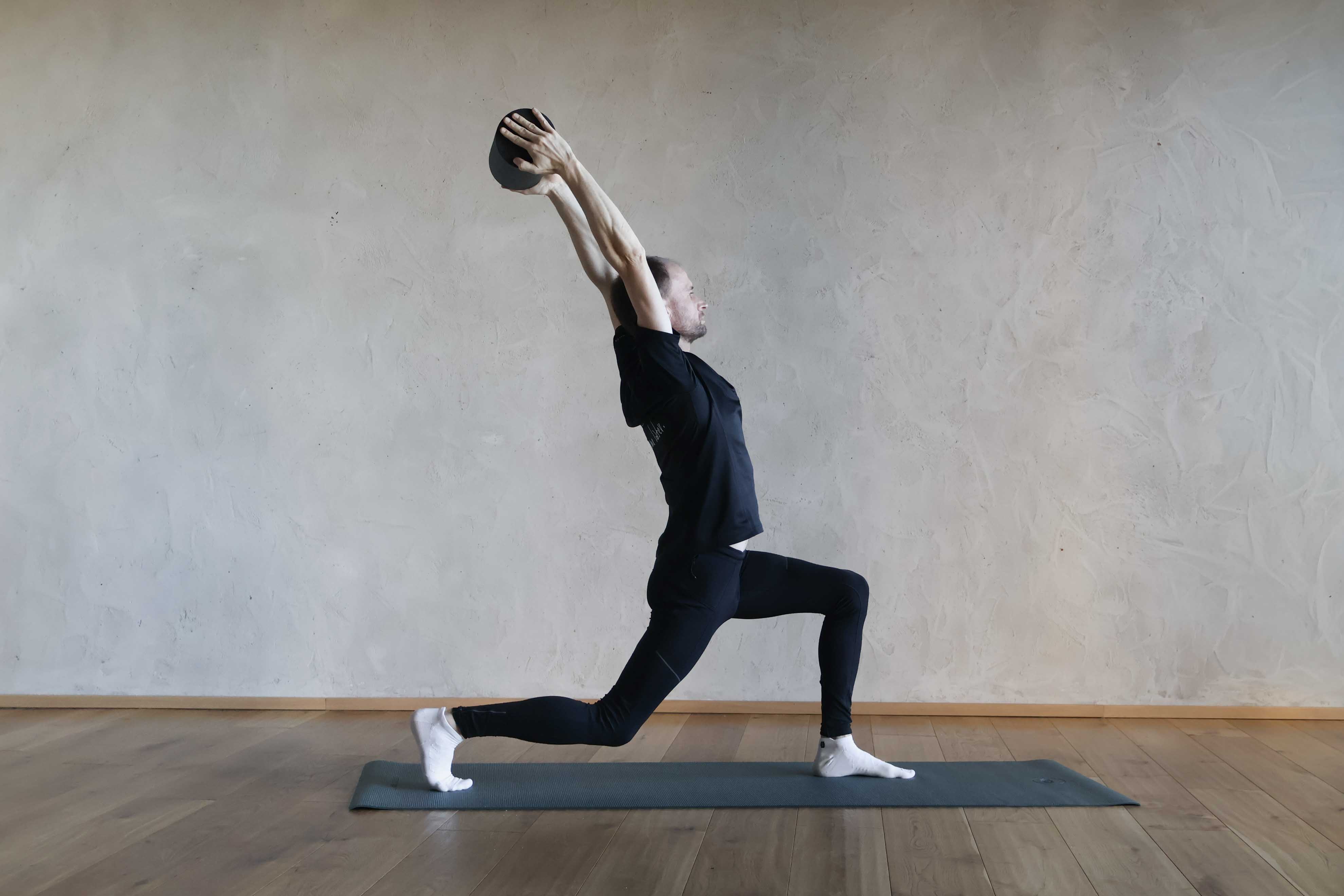 Mann beim Faszien Training im Active Studio eines Familux Resorts. 