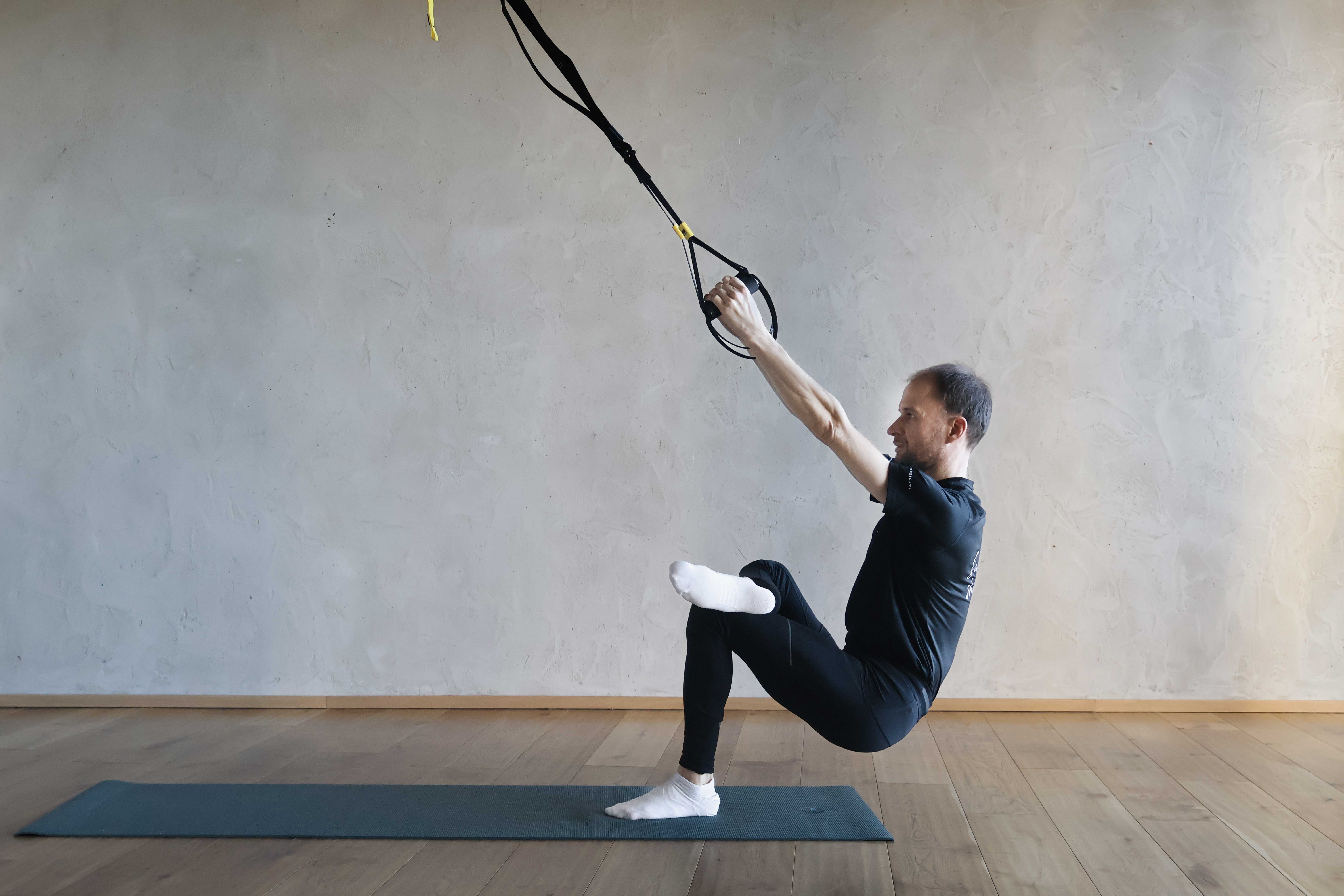 Mann beim TRX Training im Active Studio eines Familux Resorts. 