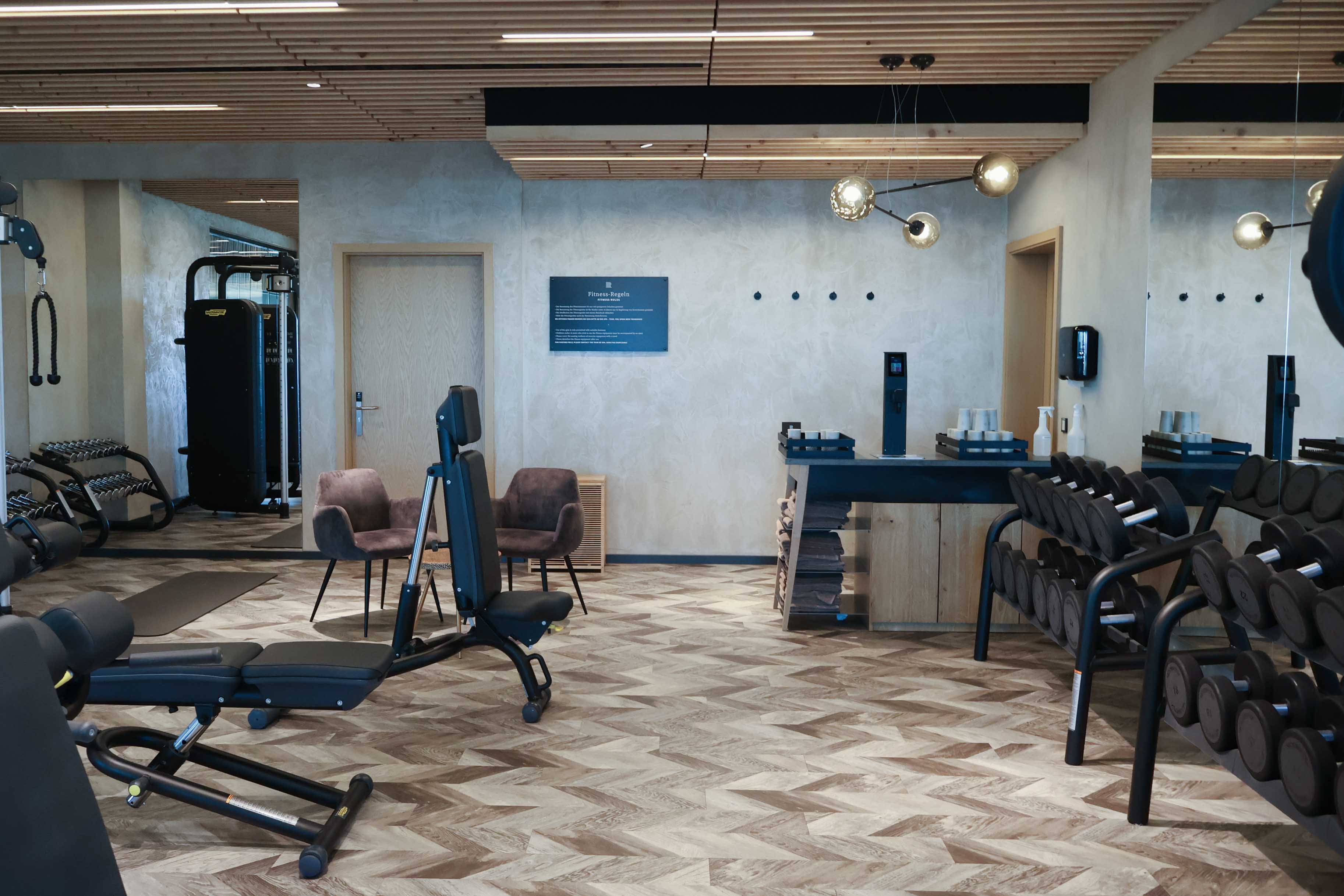 Fitnessstudio mit Gewichten und Geräten im The Grand Green - Familux Resort.