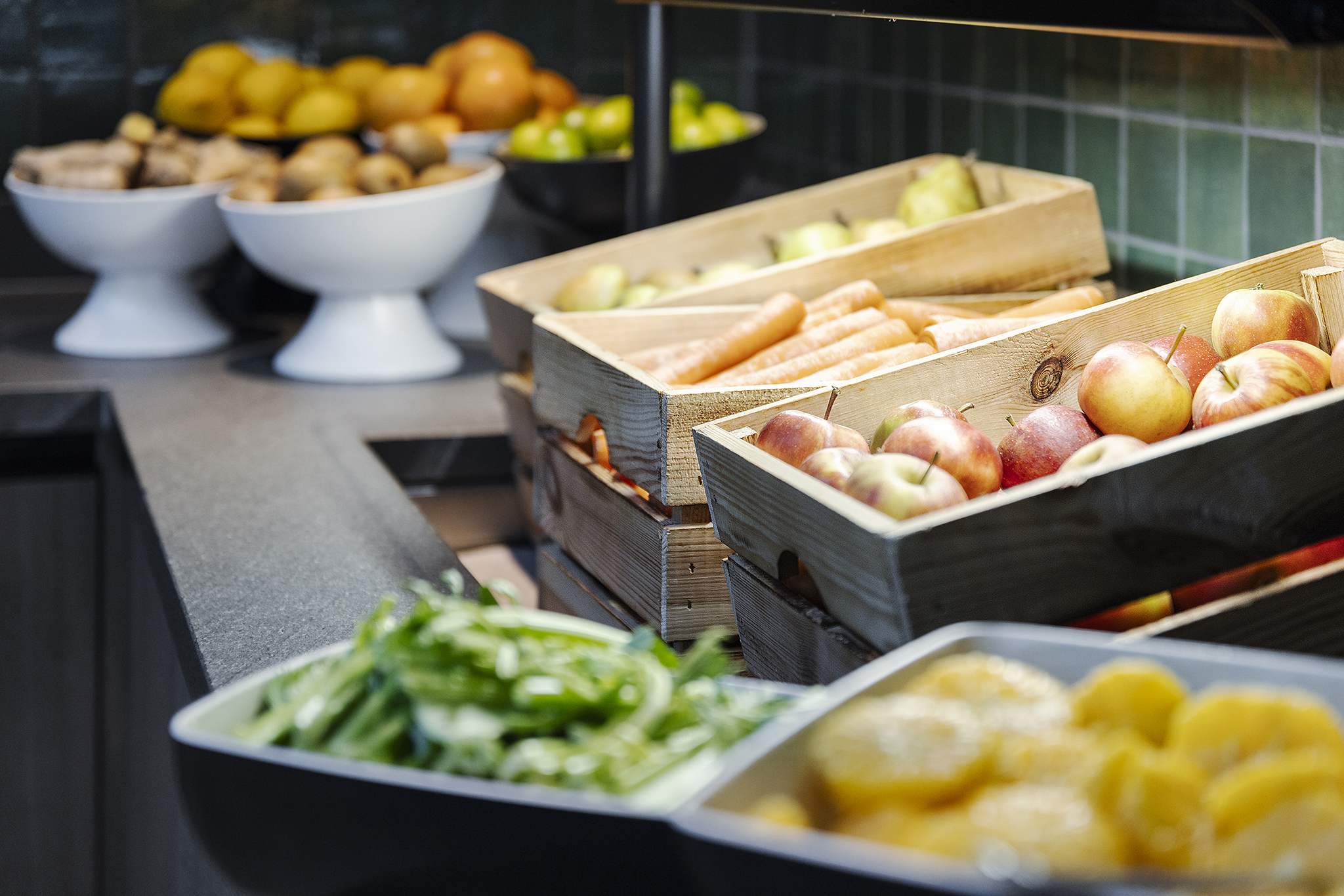 Frühstücksbuffet mit Säften und frischem Obst im The Grand Green - Familux Resort.