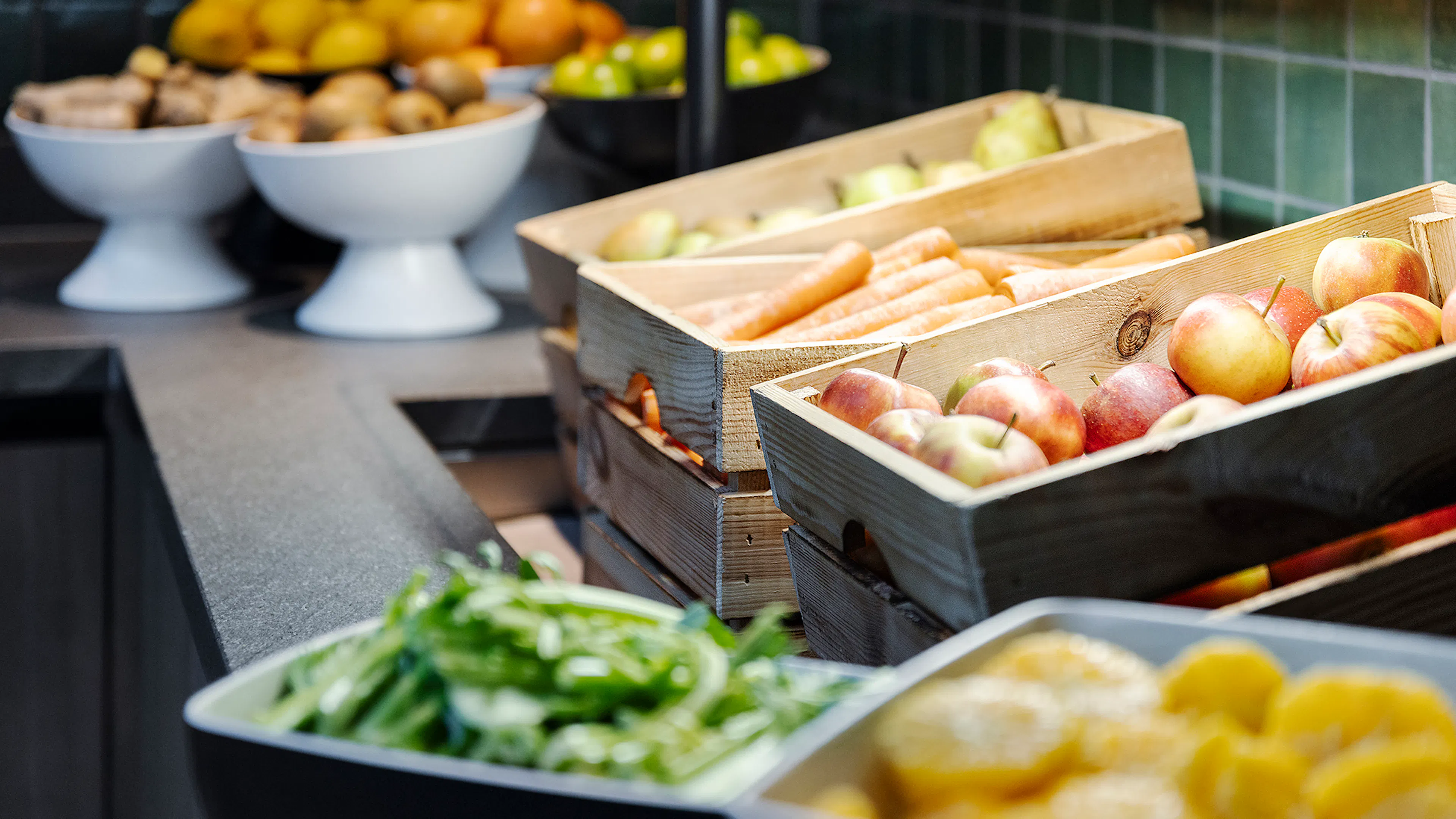 Frühstücksbuffet mit Säften und frischem Obst im The Grand Green - Familux Resort.