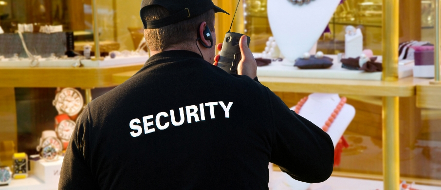 Охранник. Частная охрана магазина. Магазин охрана и безопасность. Охранник в супермаркете. Магазин охрана и безопасность.
