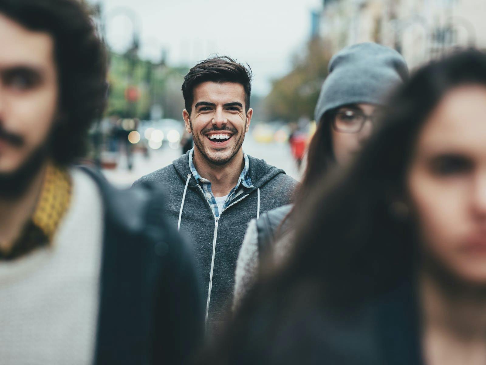 Lachende IT-specialist in een groep mensen.