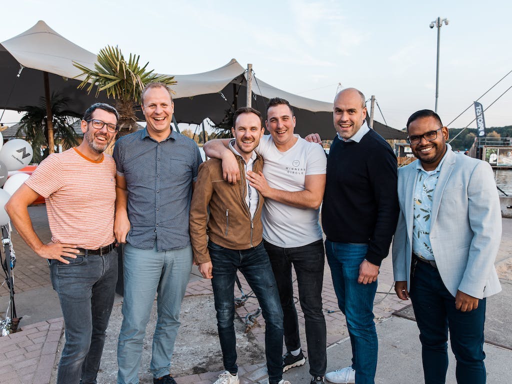 Groep lachende NextGenners op het The.NextGen Summer Event 2022.