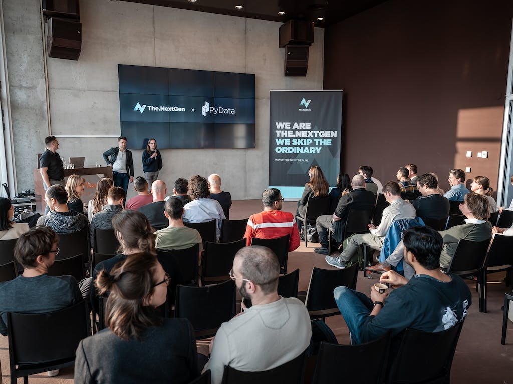 Een volle zaal tijdens het The.NextGen/PyData evenement.