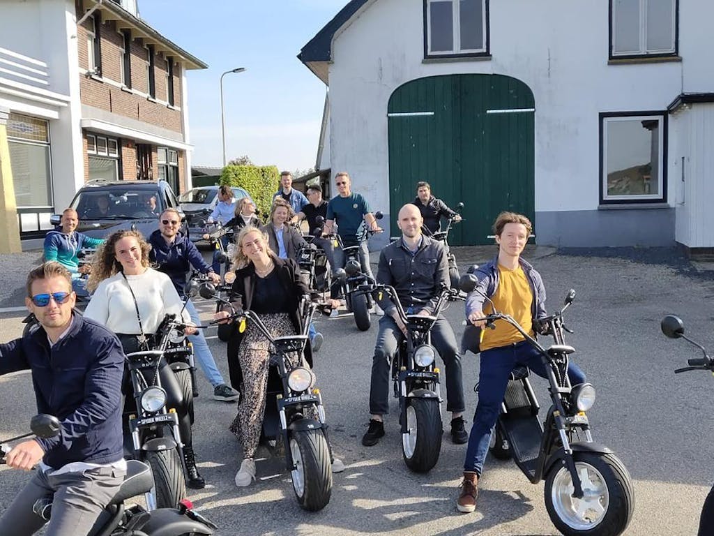 Blije NextGenners op scooters tijdens een uitje.